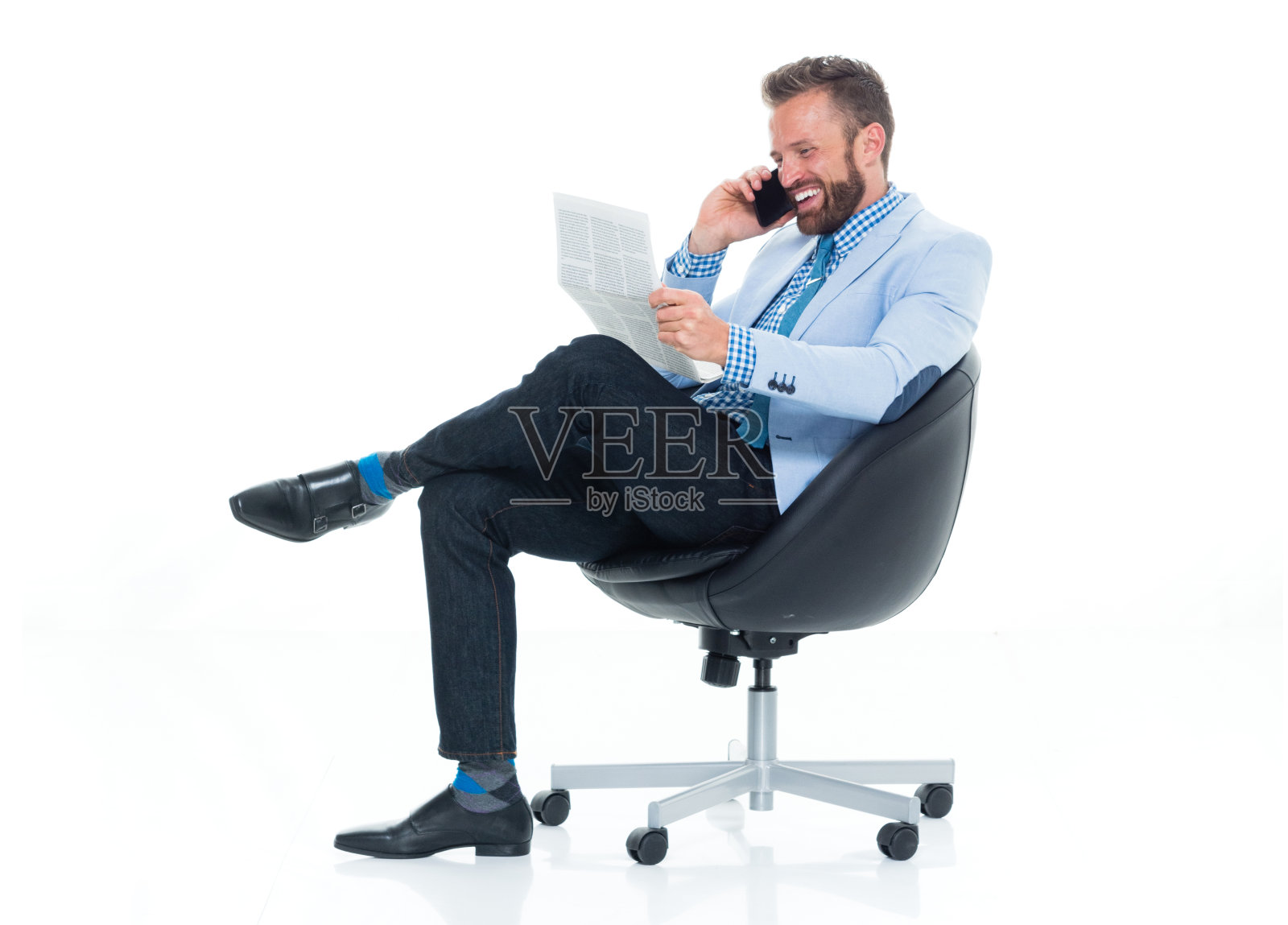 全身/一人/一人/侧视/侧视30-39岁的成年英俊的人白人男性/年轻人商人/商人坐在/休息在白色背景和使用智能手机照片摄影图片