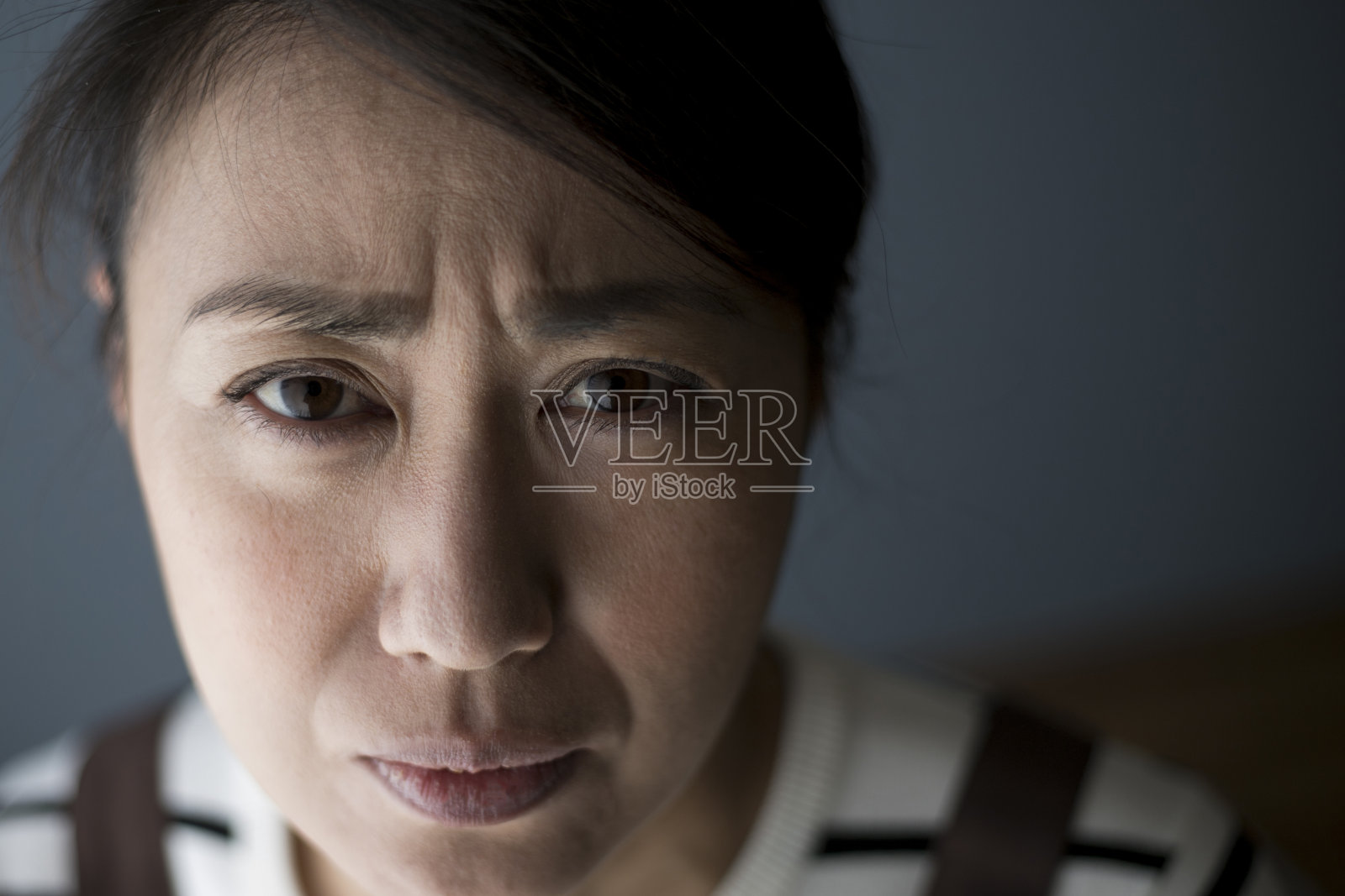 女人皱眉的脸照片摄影图片