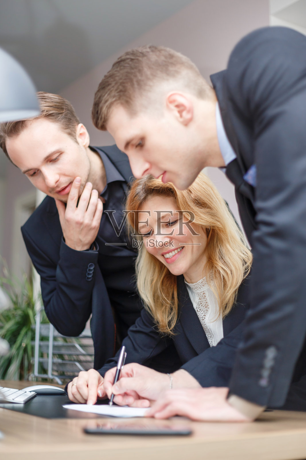 商务团队在办公室电脑前工作照片摄影图片