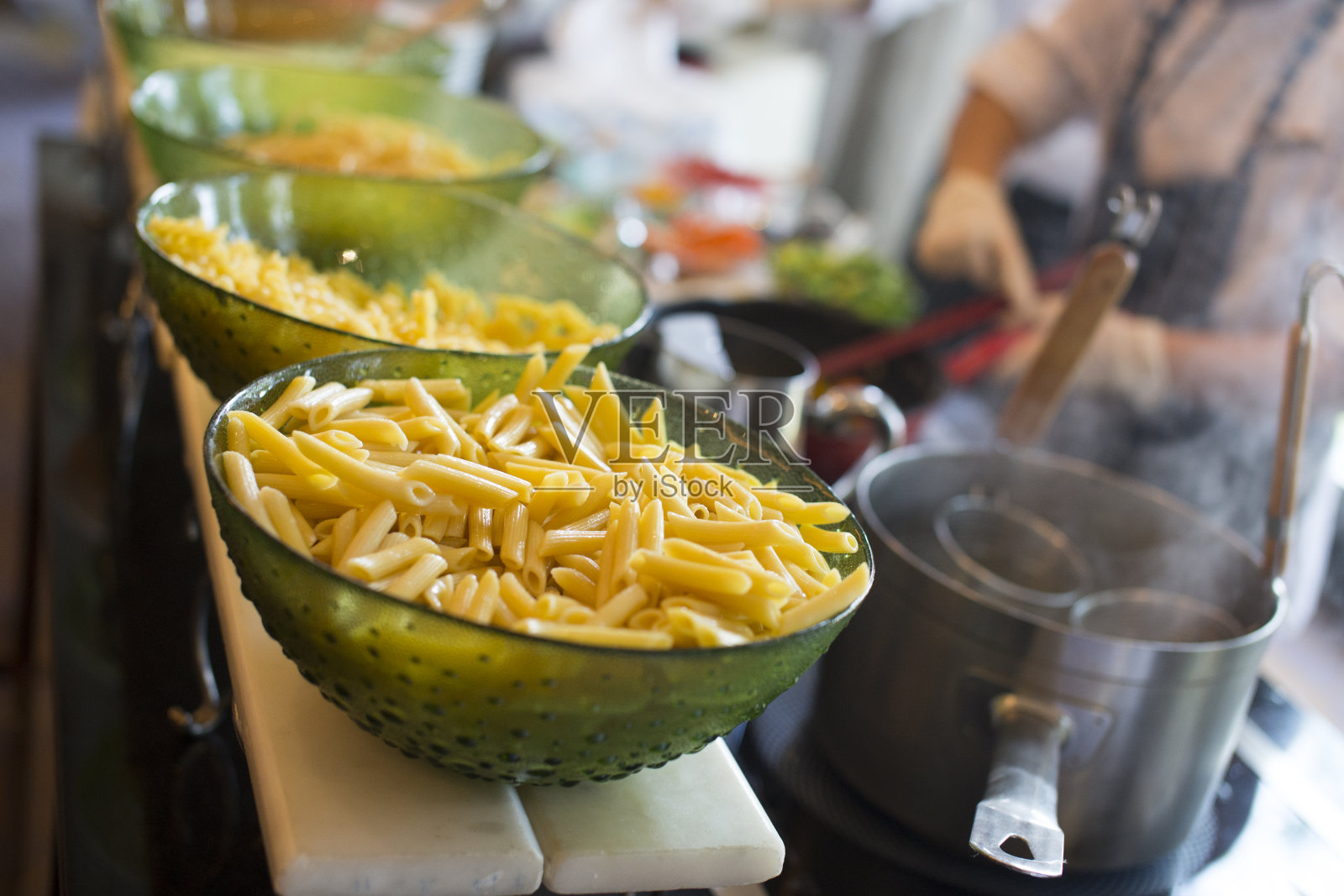 酒店自助早餐，适合聚会或会议。照片摄影图片