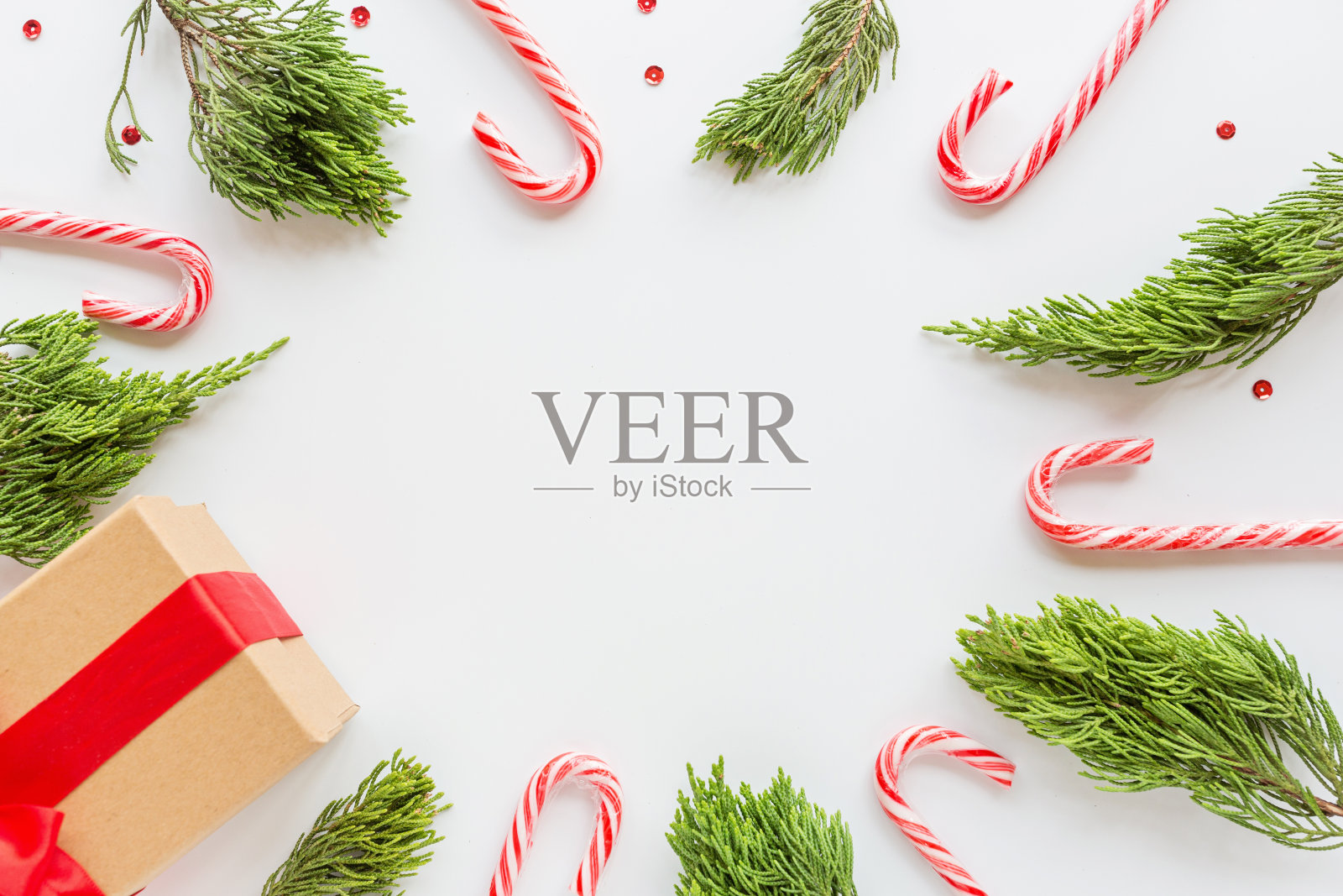 圣诞组成。白底上的冷杉枝和棒棒糖手杖。新年的概念。贺卡，寒假，圣诞庆祝2020。平铺，俯视图，复制空间，模型，模板照片摄影图片