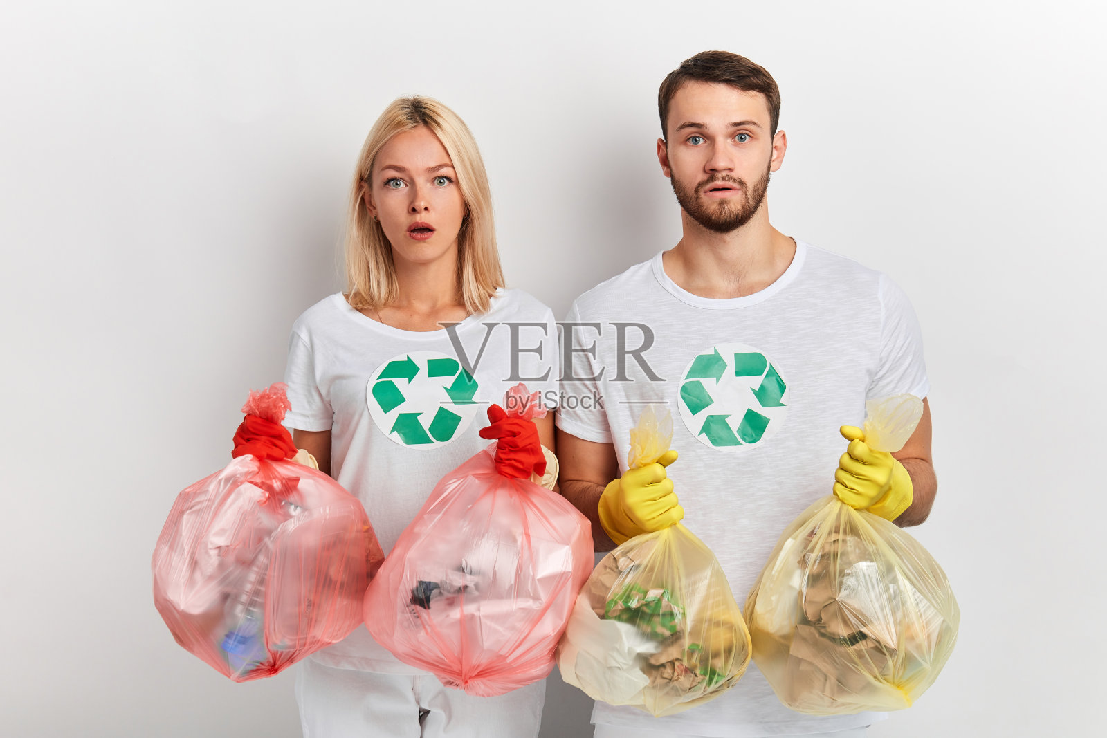 困惑的严肃的年轻人担心环境问题照片摄影图片