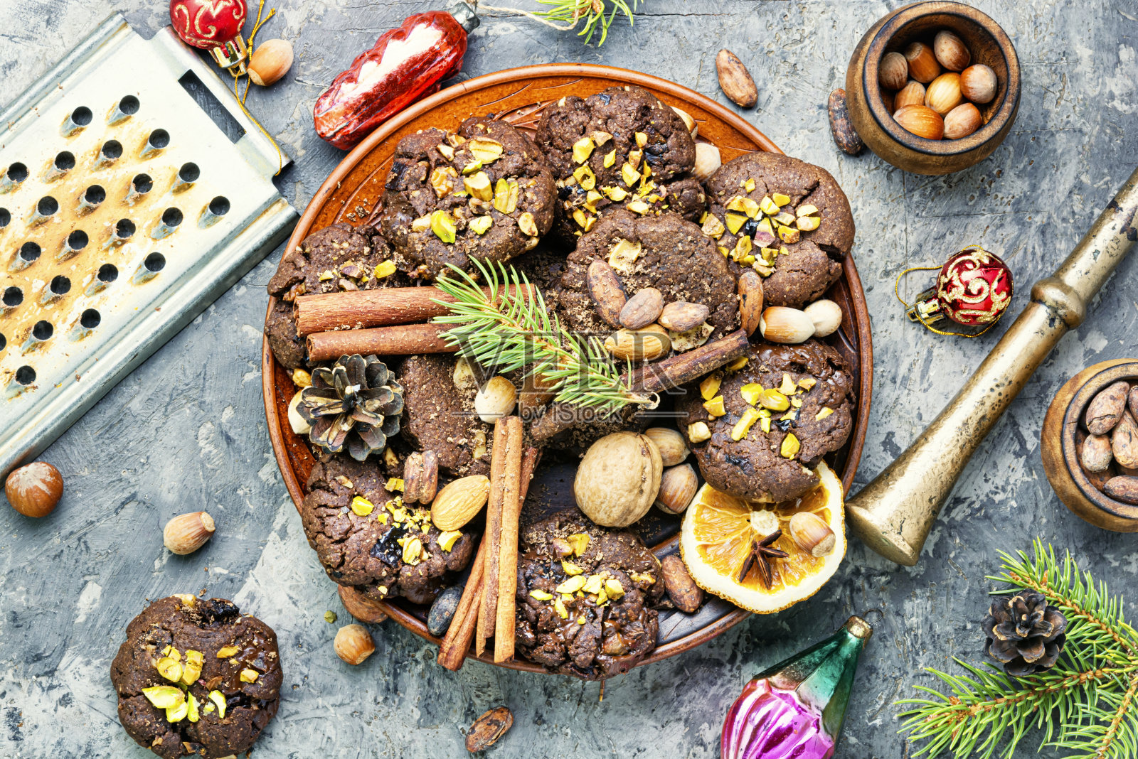 盘子里装着美味的圣诞饼干照片摄影图片