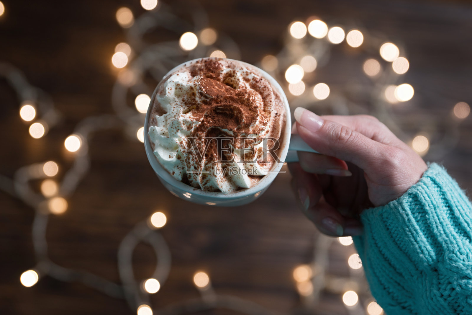 手里拿着一杯可可饮料的女人照片摄影图片