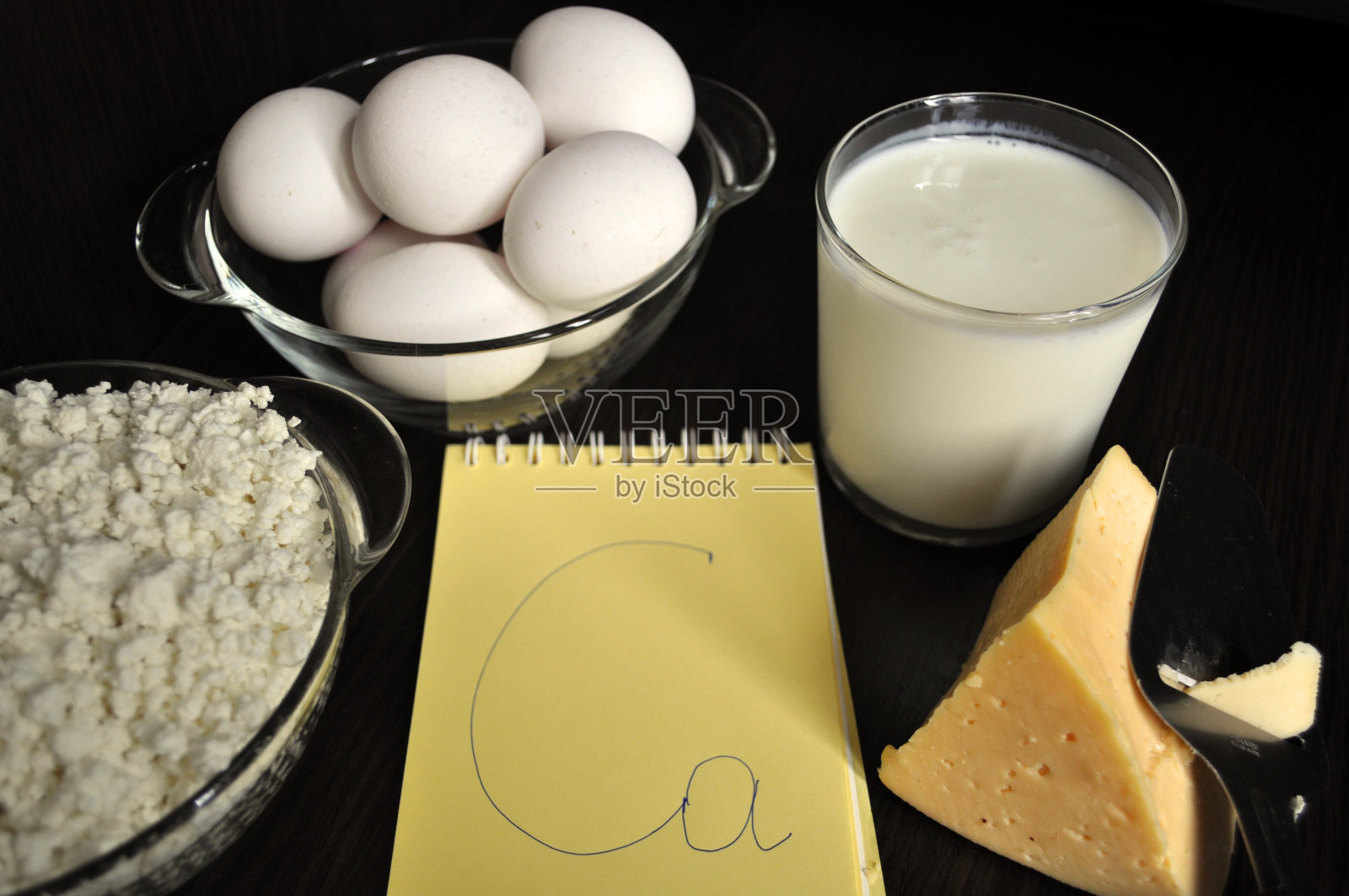 食物中的钙——发酵乳制品和鸡蛋照片摄影图片