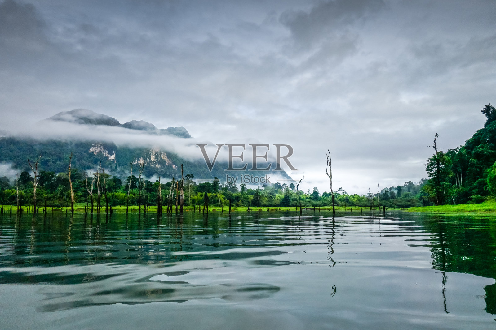 在泰国考索国家公园的周澜湖上，有雾的早晨照片摄影图片