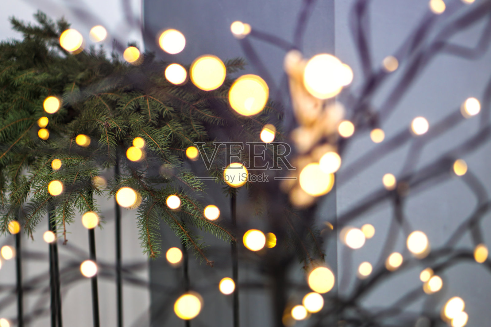 美丽的黄色花环在一个有趣的构图在圣诞树的背景。以新年为主题设计照片摄影图片