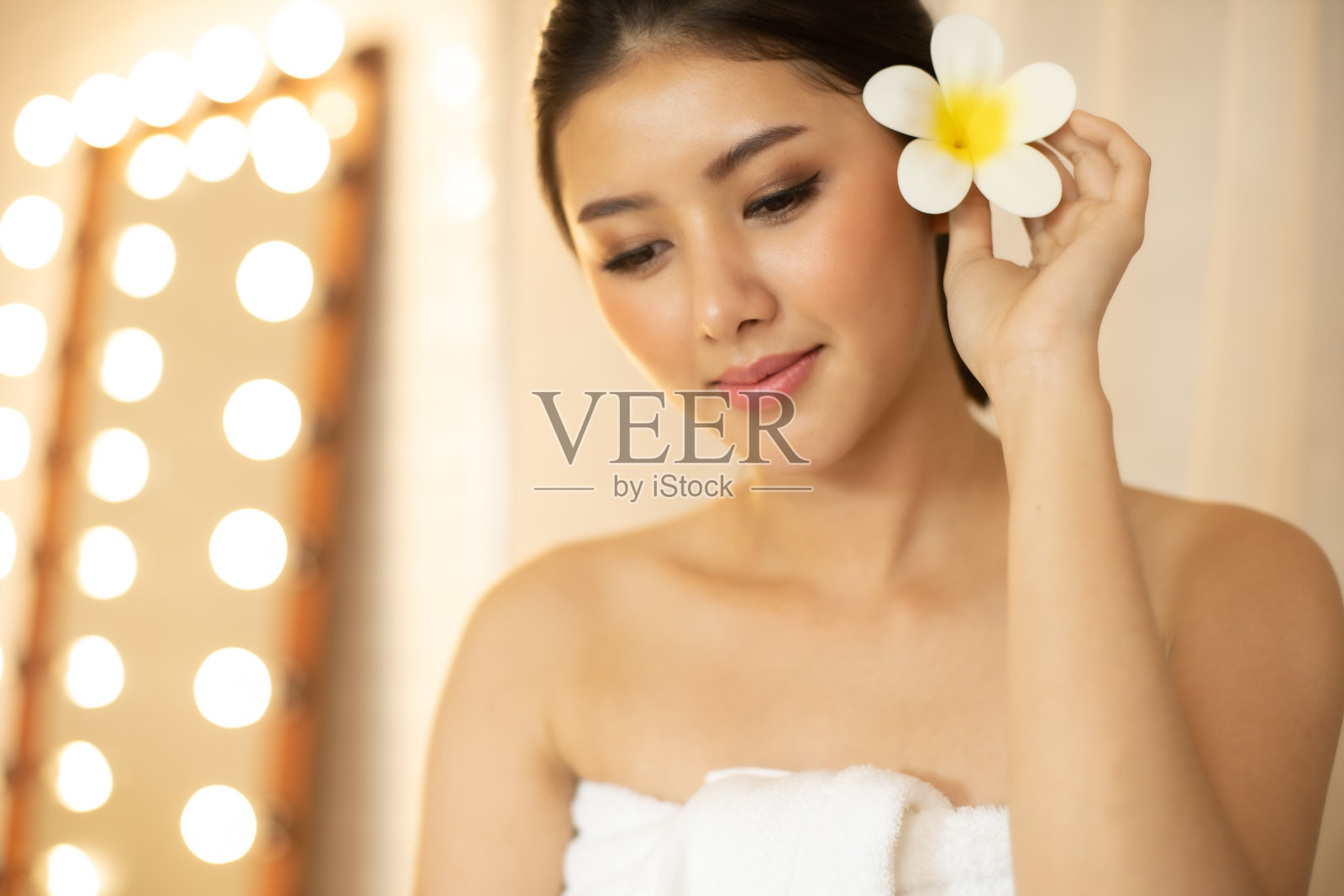 美丽，年轻和健康的女人在水疗沙龙。按摩治疗水疗室。传统医学和治疗理念。照片摄影图片