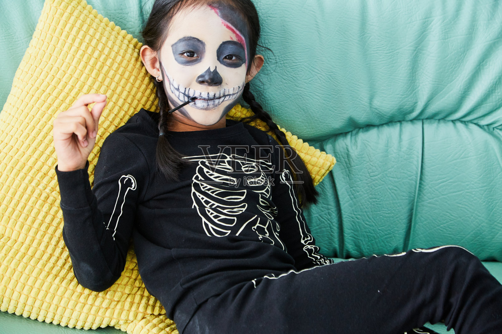 小女孩穿着万圣节僵尸装在家照片摄影图片