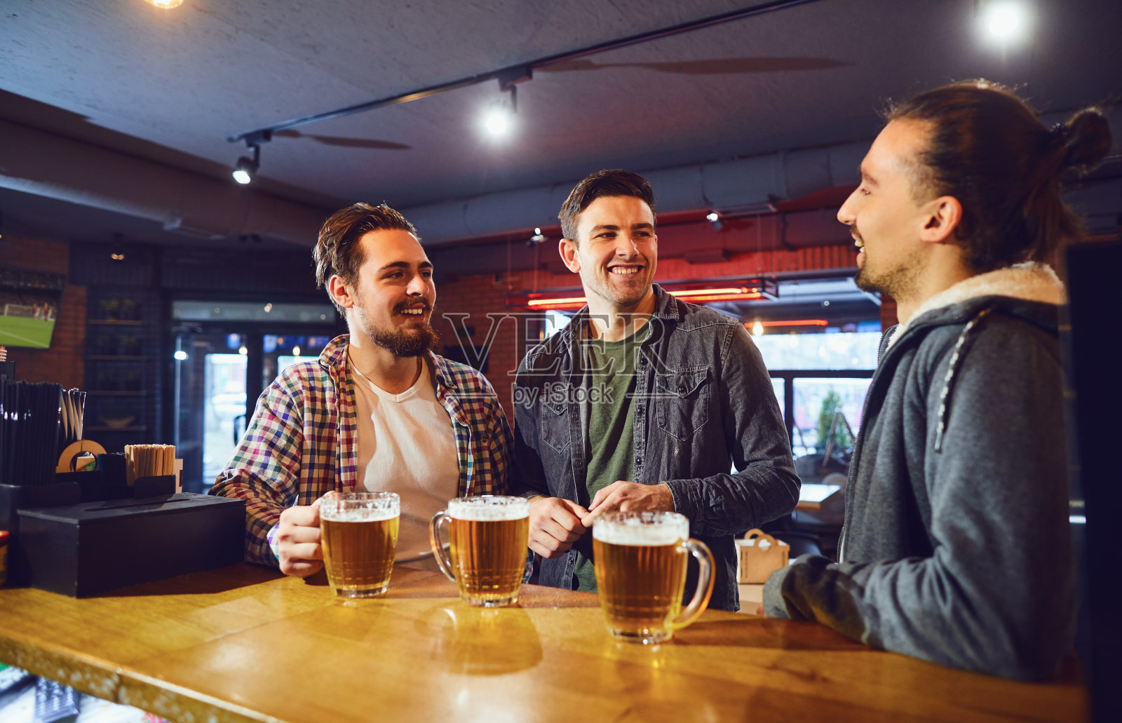 在酒吧和朋友见面。照片摄影图片