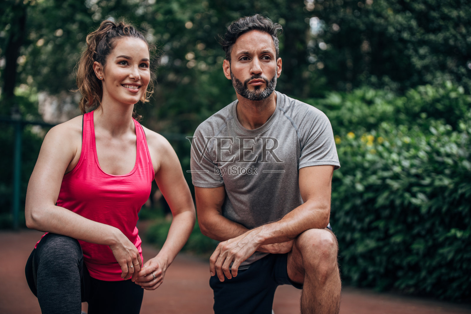 一对情侣在公园里一起锻炼照片摄影图片