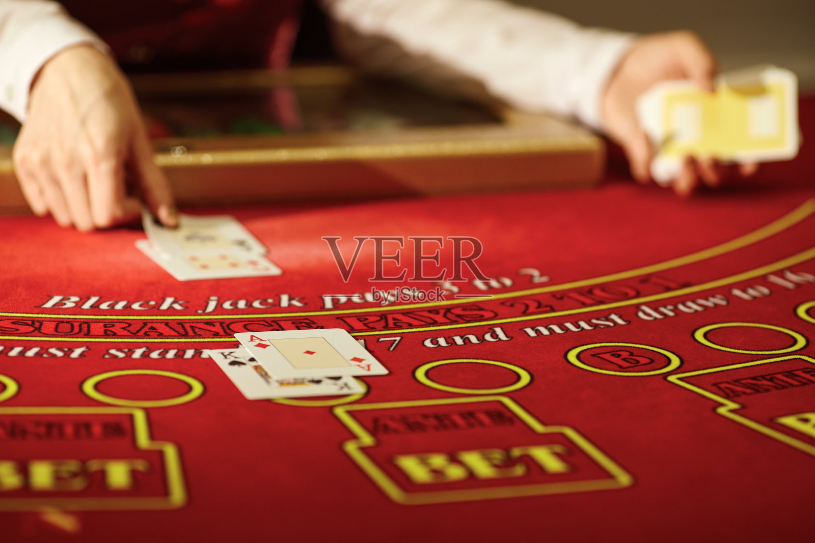 赌场的赌场管理员洗牌照片摄影图片