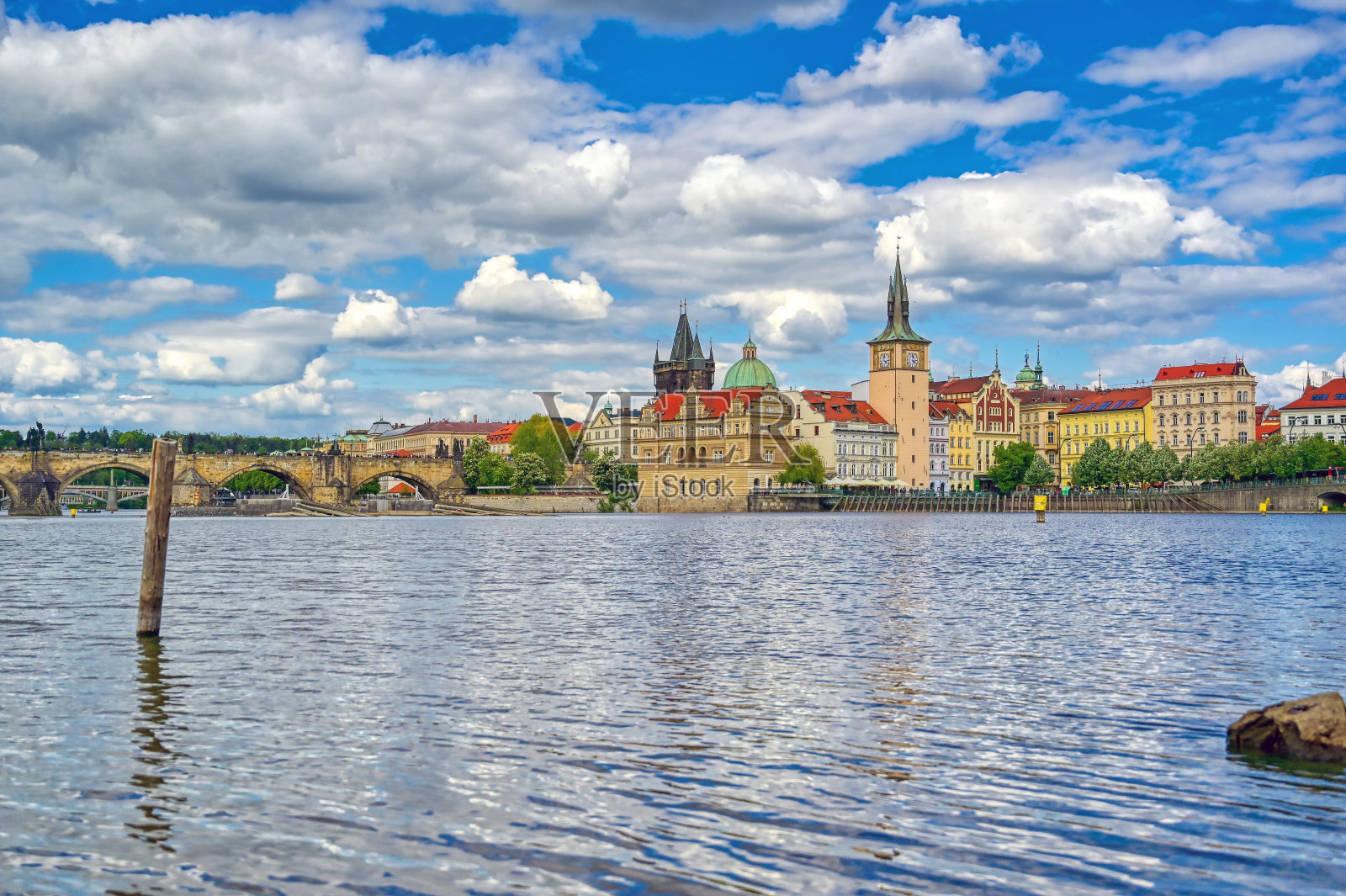 布拉格老城和捷克共和国布拉格的查理大桥照片摄影图片