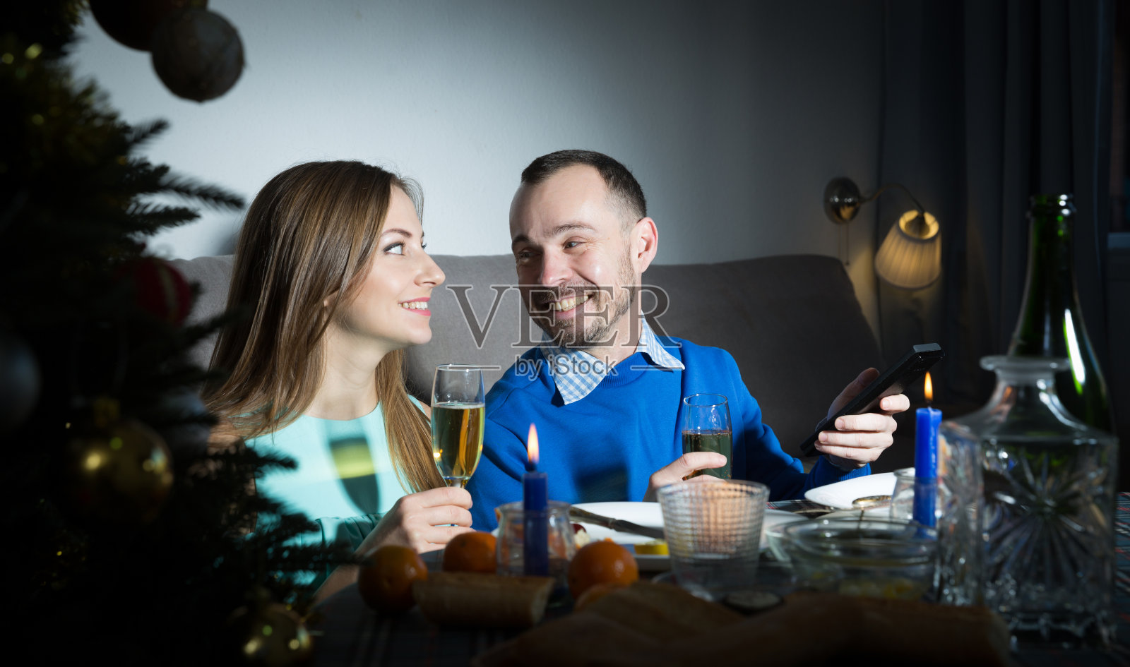 一对快乐的夫妇庆祝圣诞节照片摄影图片