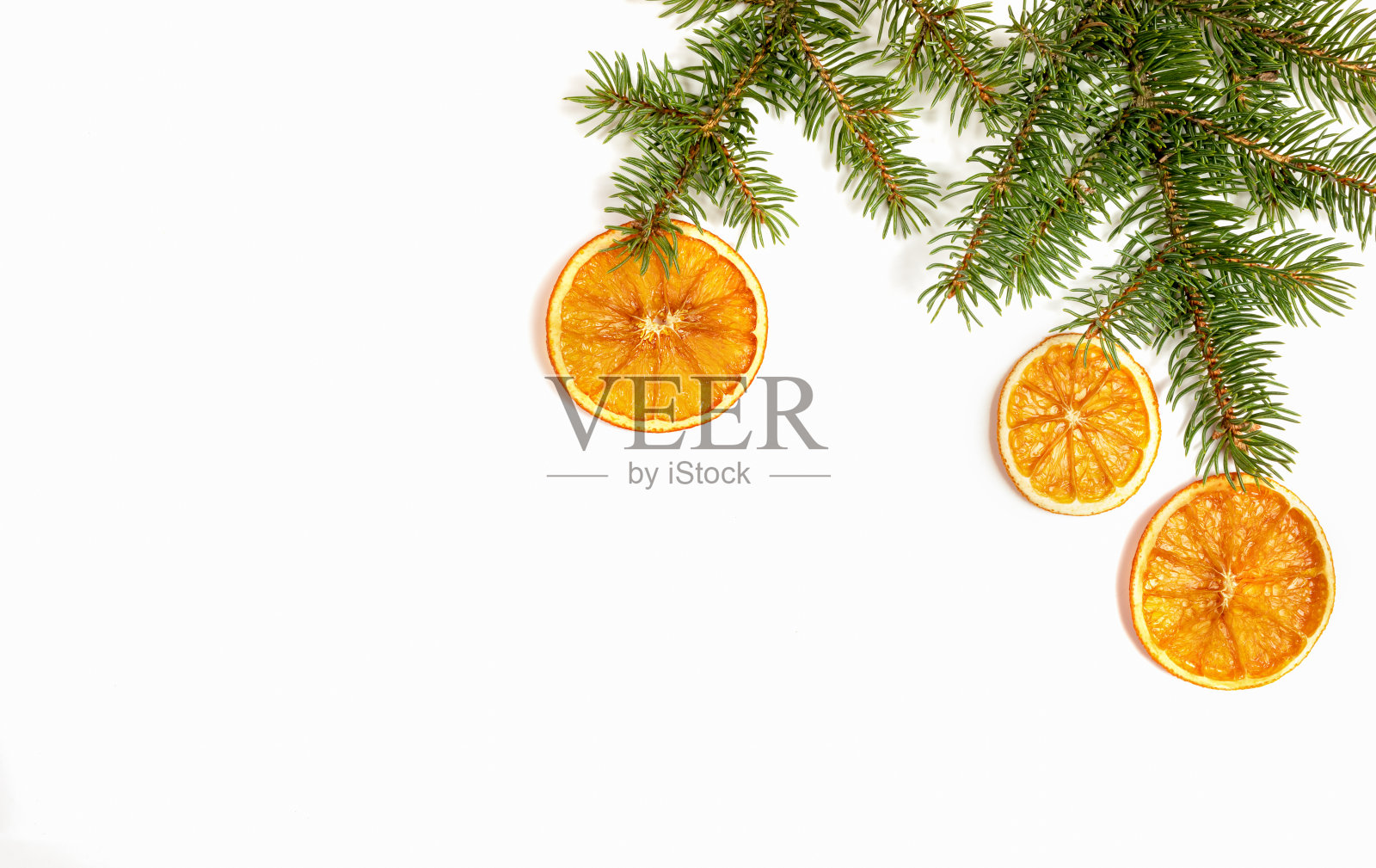 圣诞手工制作的装饰。绿色冷杉枝与干橙片孤立在白色与拷贝空间。照片摄影图片