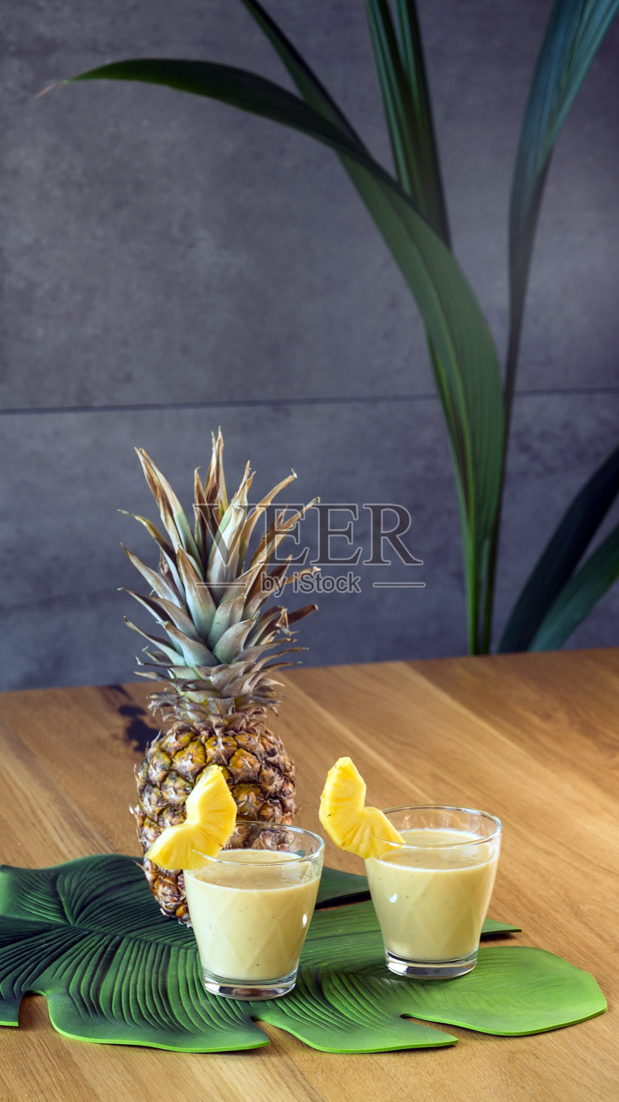 自产的小的成熟菠萝。健康食品水果泥照片摄影图片