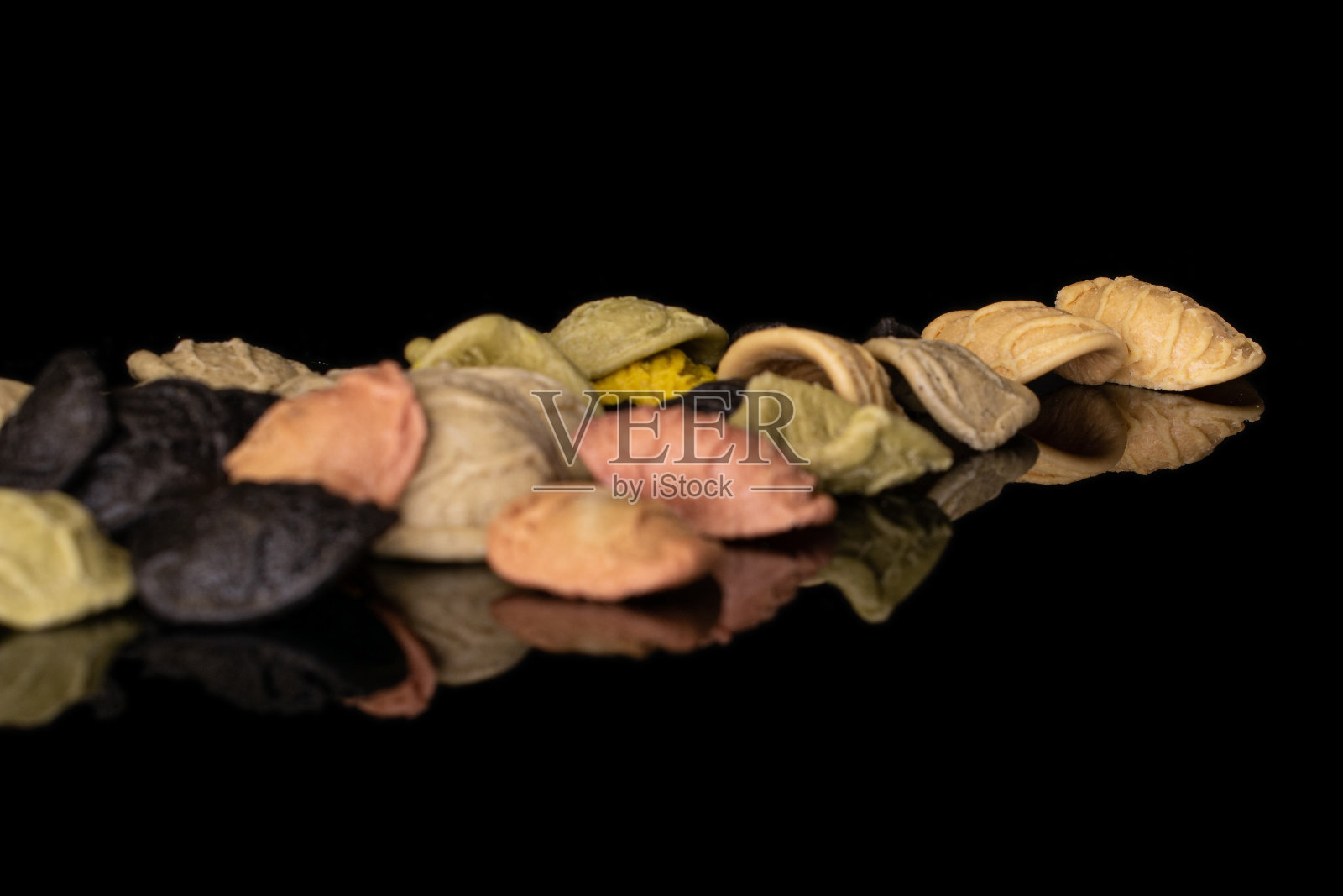 耳廓孤立在黑色玻璃上照片摄影图片