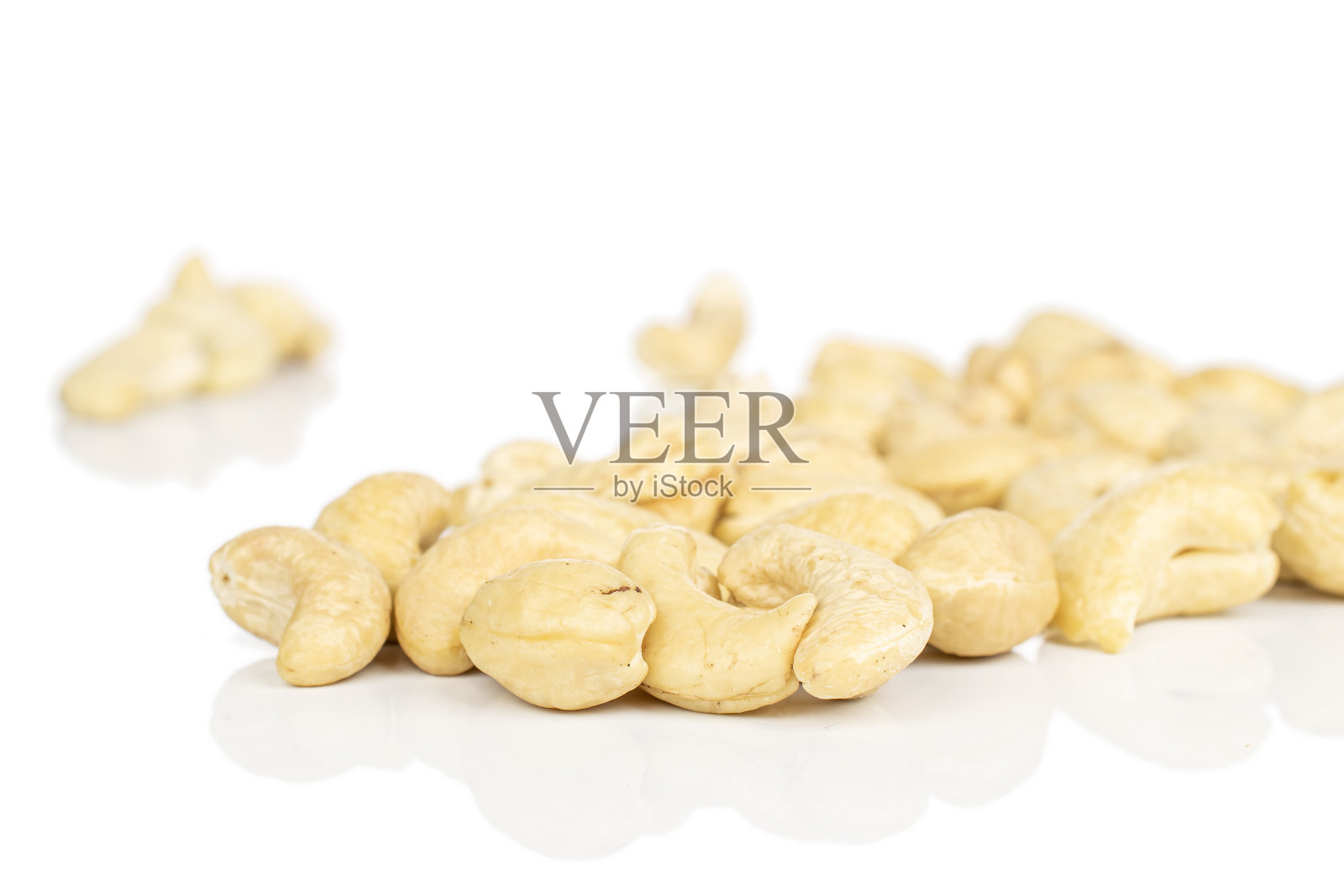 新鲜腰果孤立在白色照片摄影图片