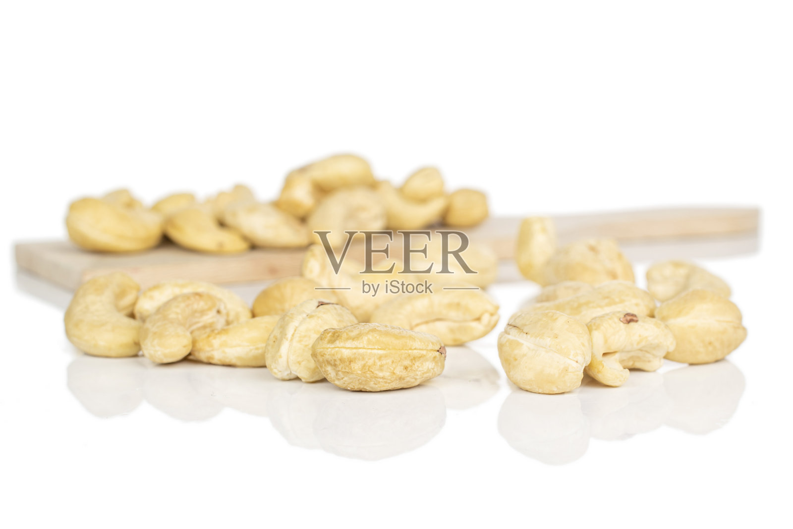 新鲜腰果孤立在白色照片摄影图片