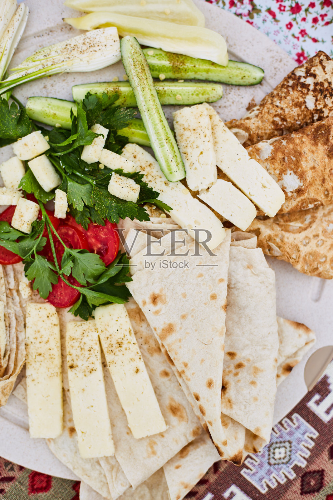 皮塔饼配西红柿，黄瓜。未发酵的白面包。照片摄影图片