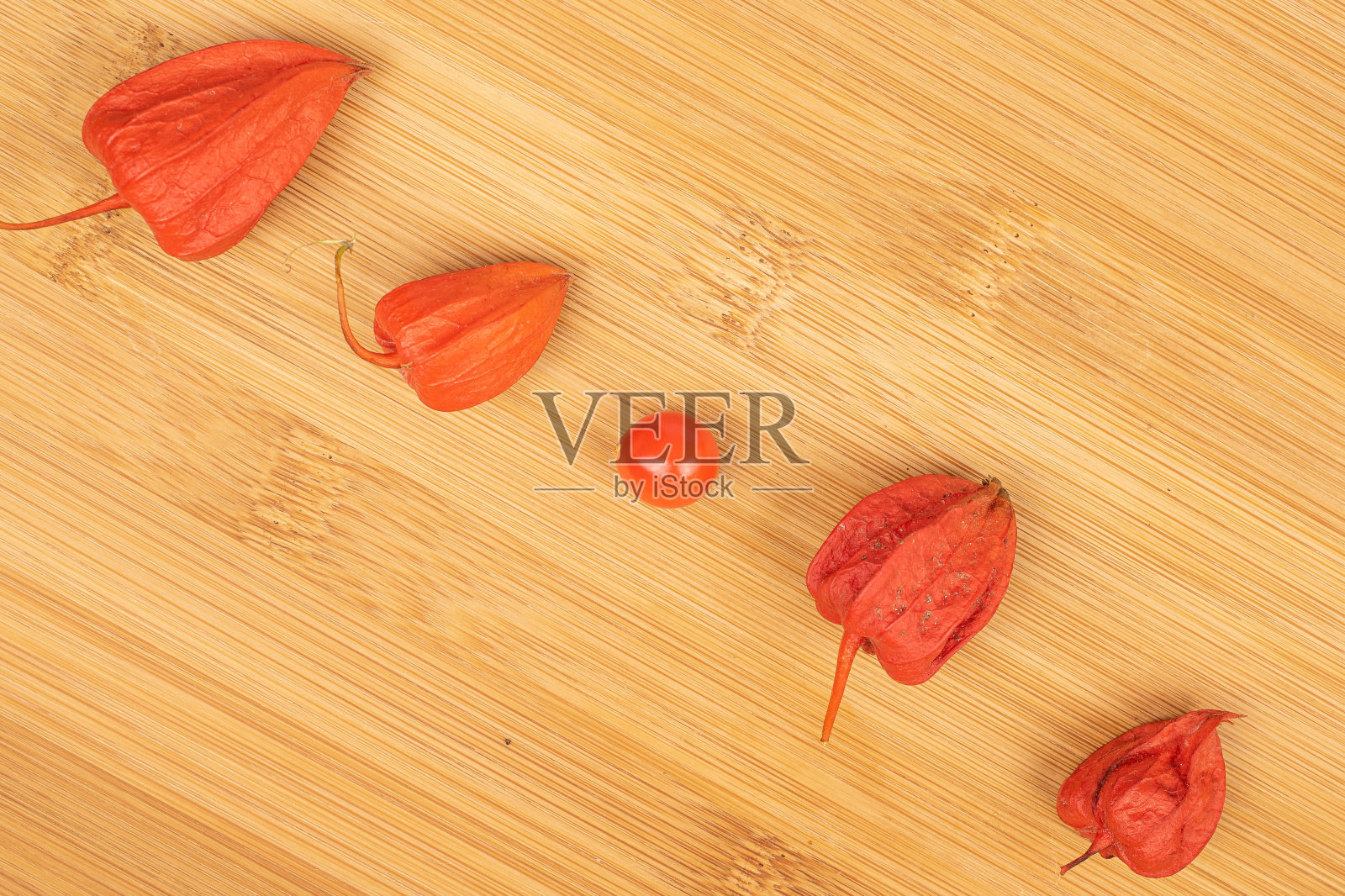 新鲜的橙色酸浆在轻木上照片摄影图片