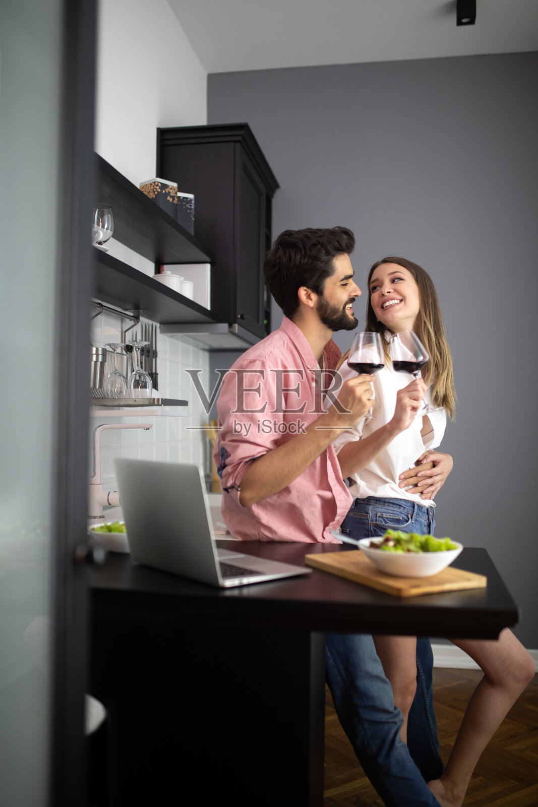 幸福的夫妻拿着红酒吃沙拉照片摄影图片