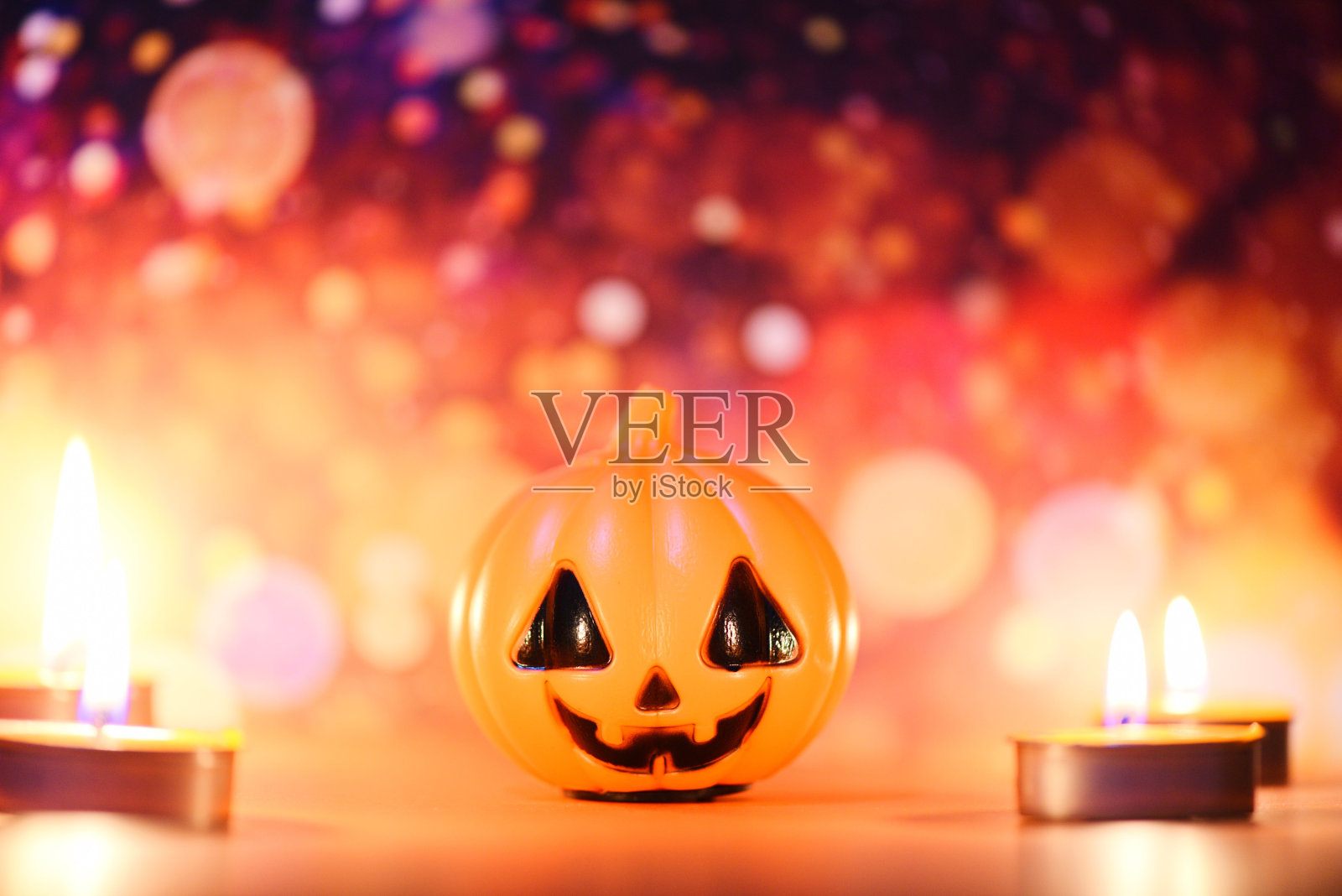 万圣节背景烛光橙色装饰节日节日概念-滑稽的脸杰克o灯笼南瓜万圣节装饰的配件对象与蜡烛灯散科照片摄影图片