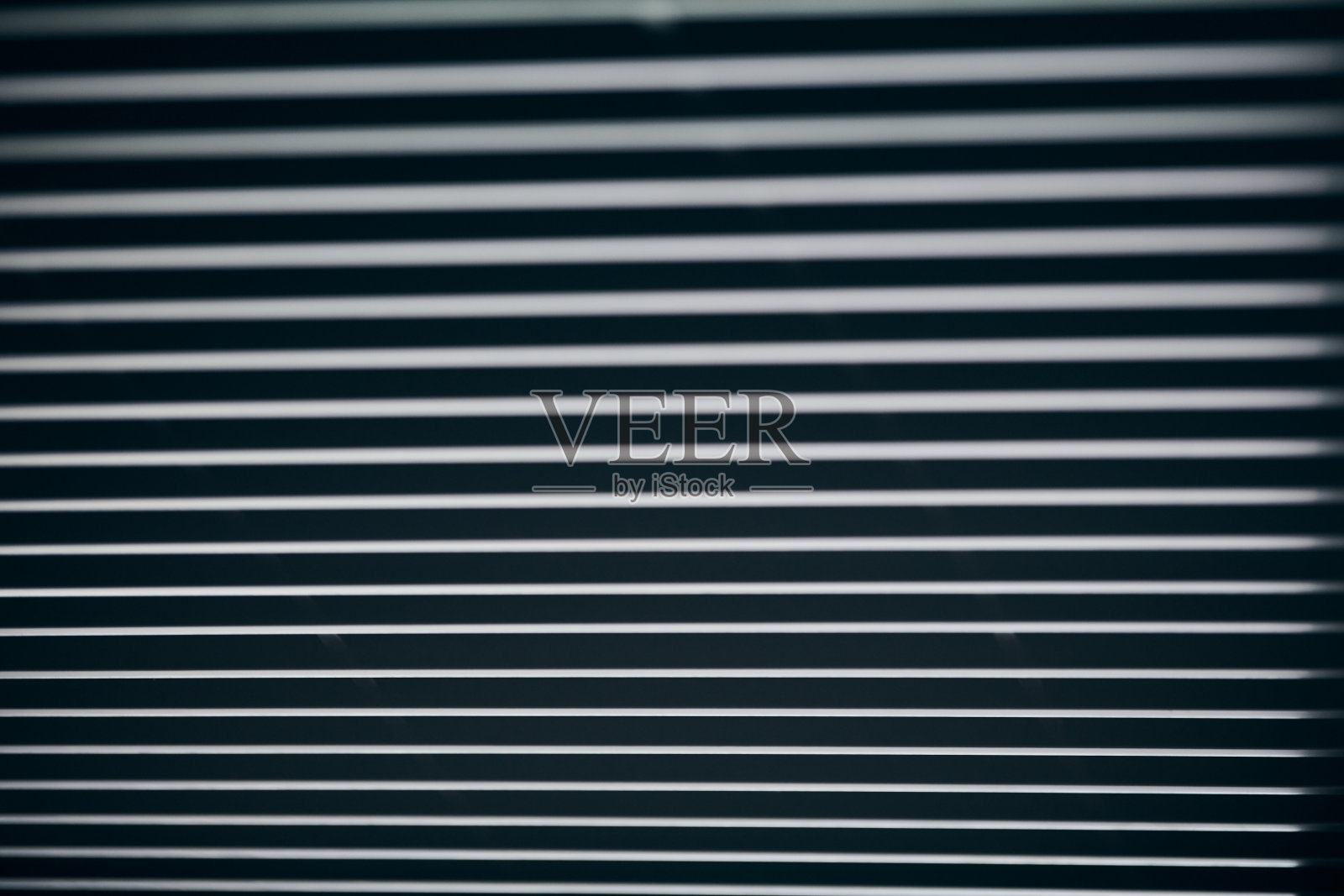 办公室格栅天花板。现代黑色金属格栅吊顶，悬挂覆盖物。抽象的设计结构。照片摄影图片