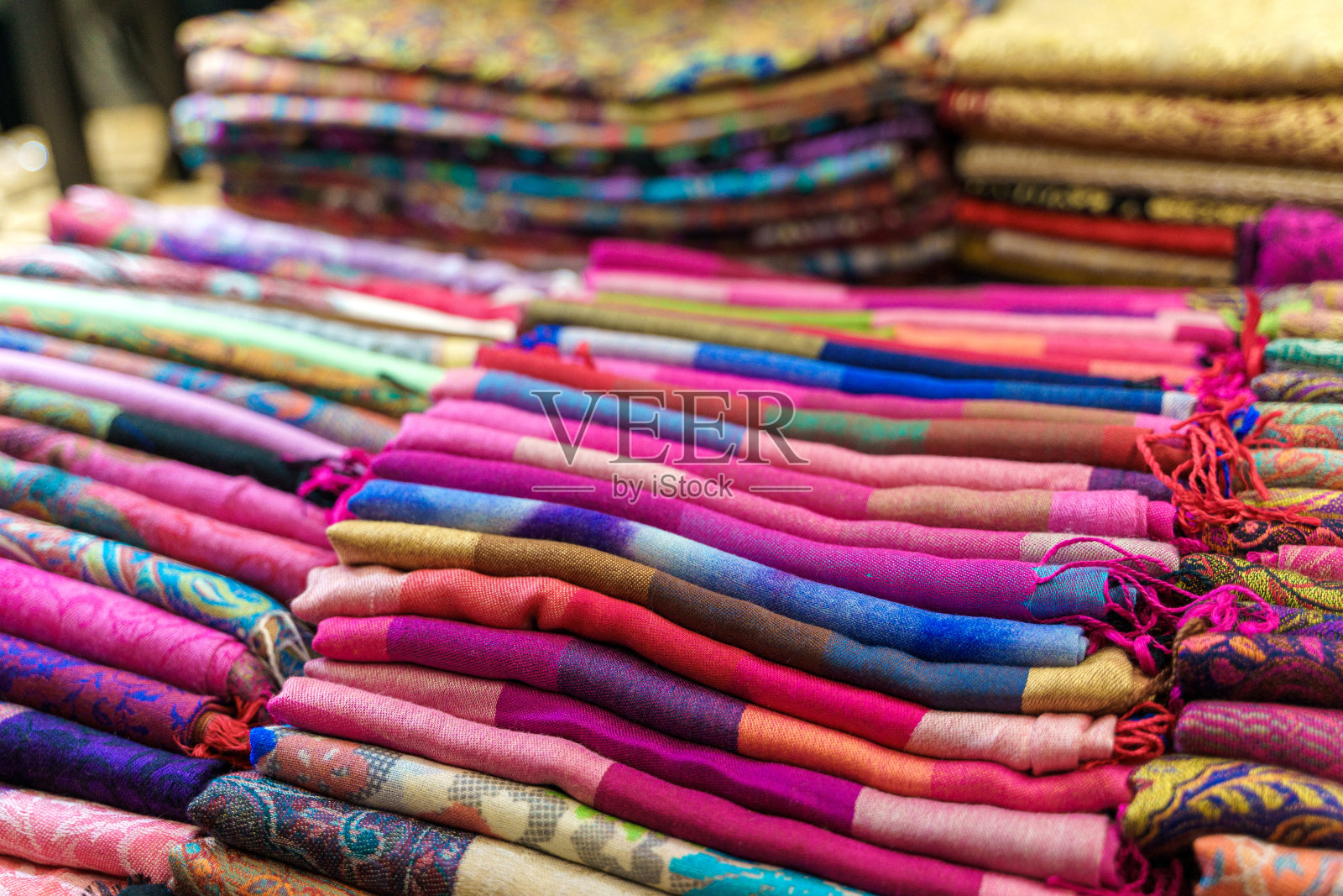 传统的印度布料商店。彩色传统印度印地语纺织织物包裹围巾照片摄影图片