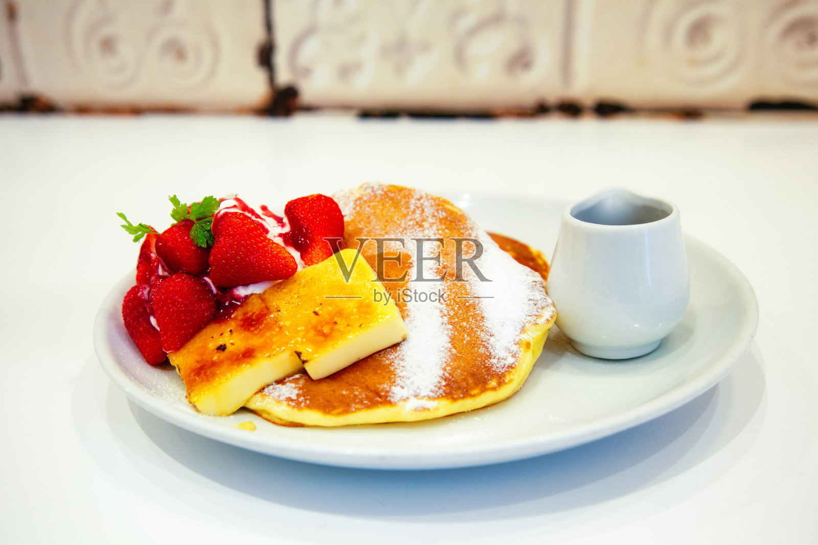 日本煎饼配草莓糖浆和牛奶冻照片摄影图片