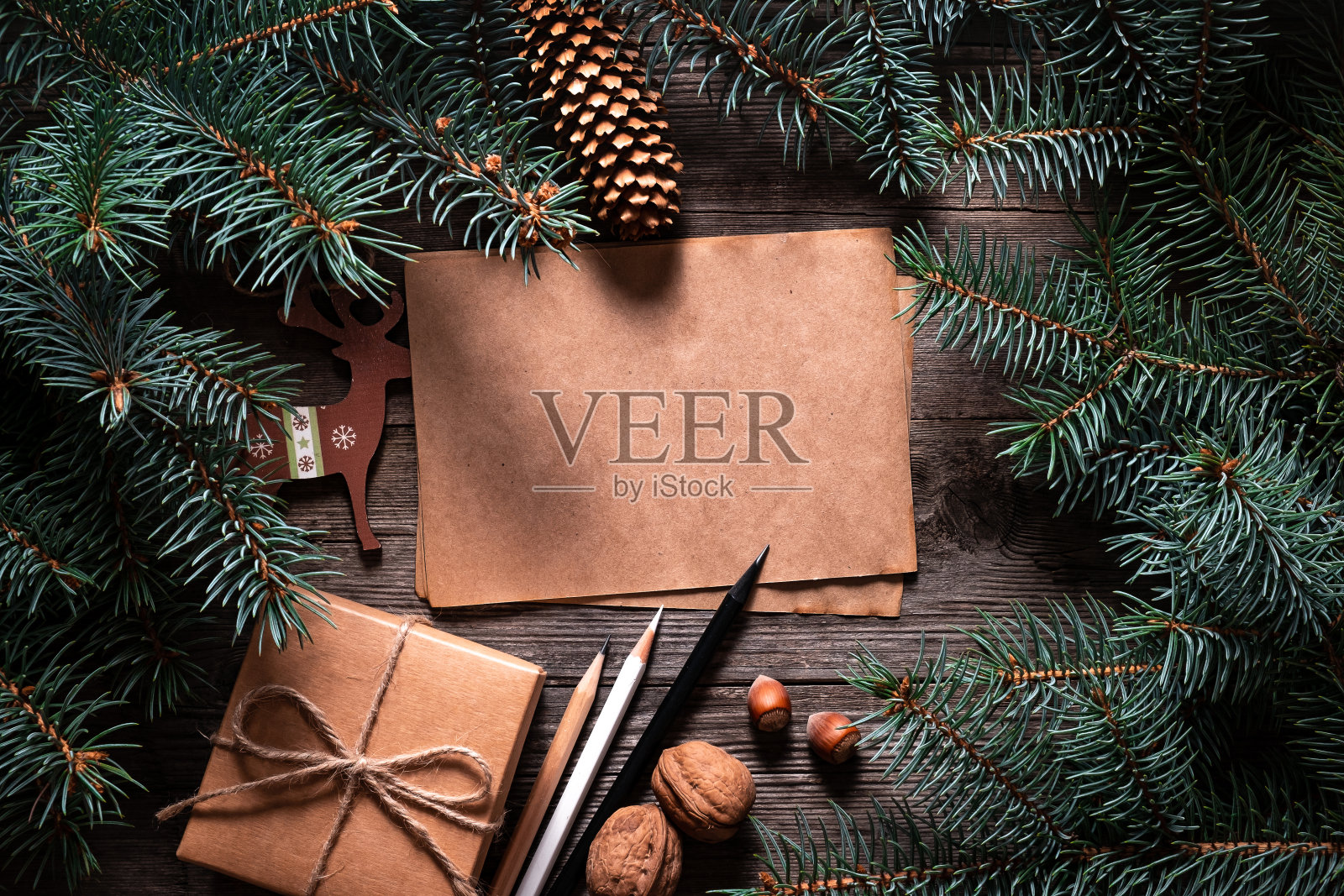 用麻绳绑着的冷杉树枝和礼物纸盒。圣诞贺卡空白。“n照片摄影图片