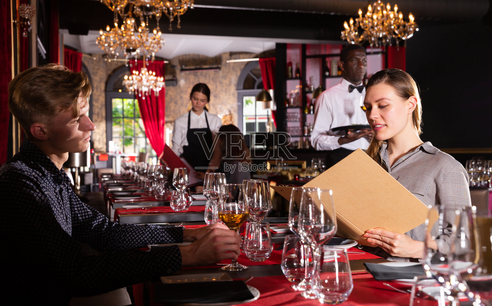 绅士与优雅女子在豪华餐厅用餐照片摄影图片