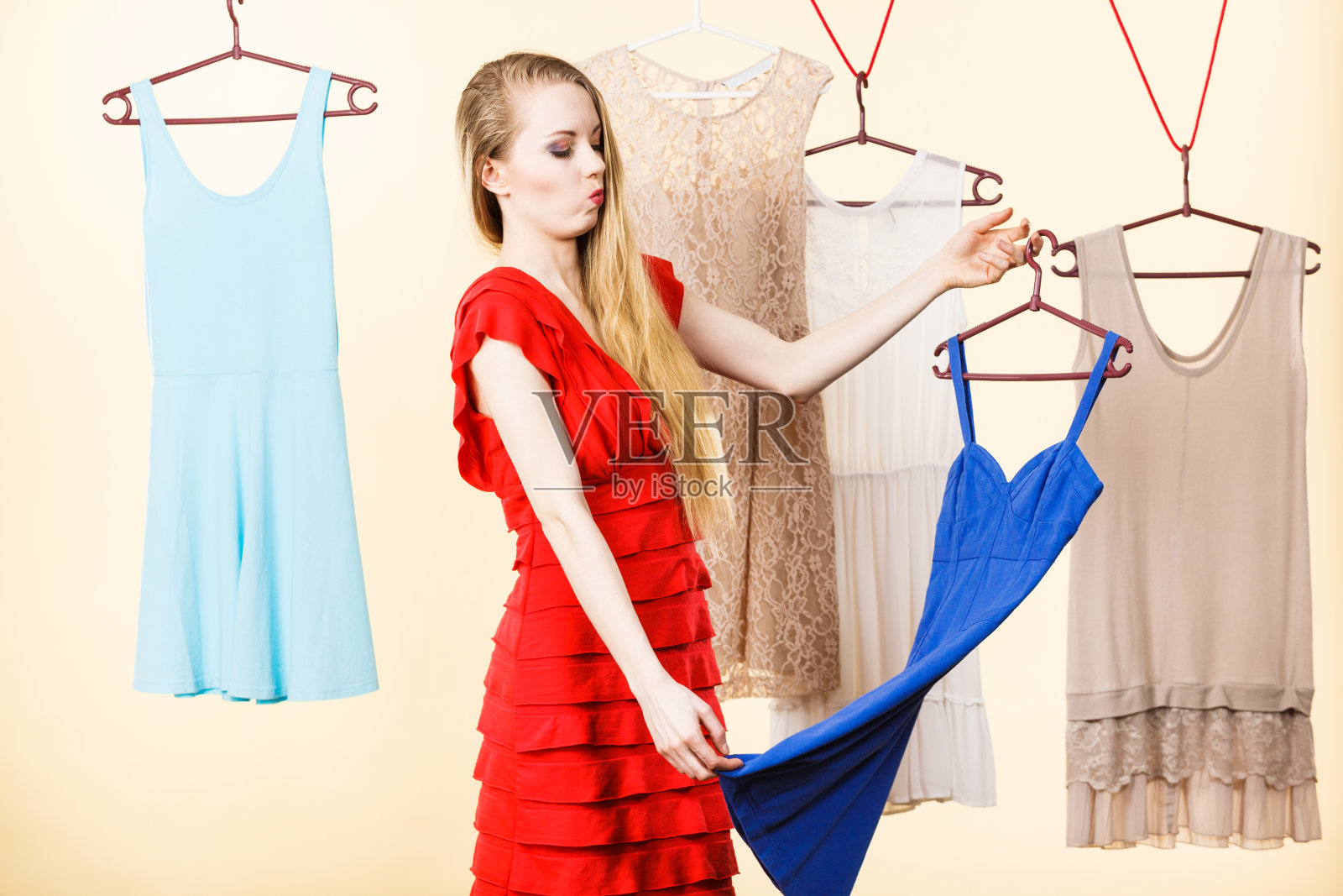 在商店或衣柜里挑选衣服的女人照片摄影图片