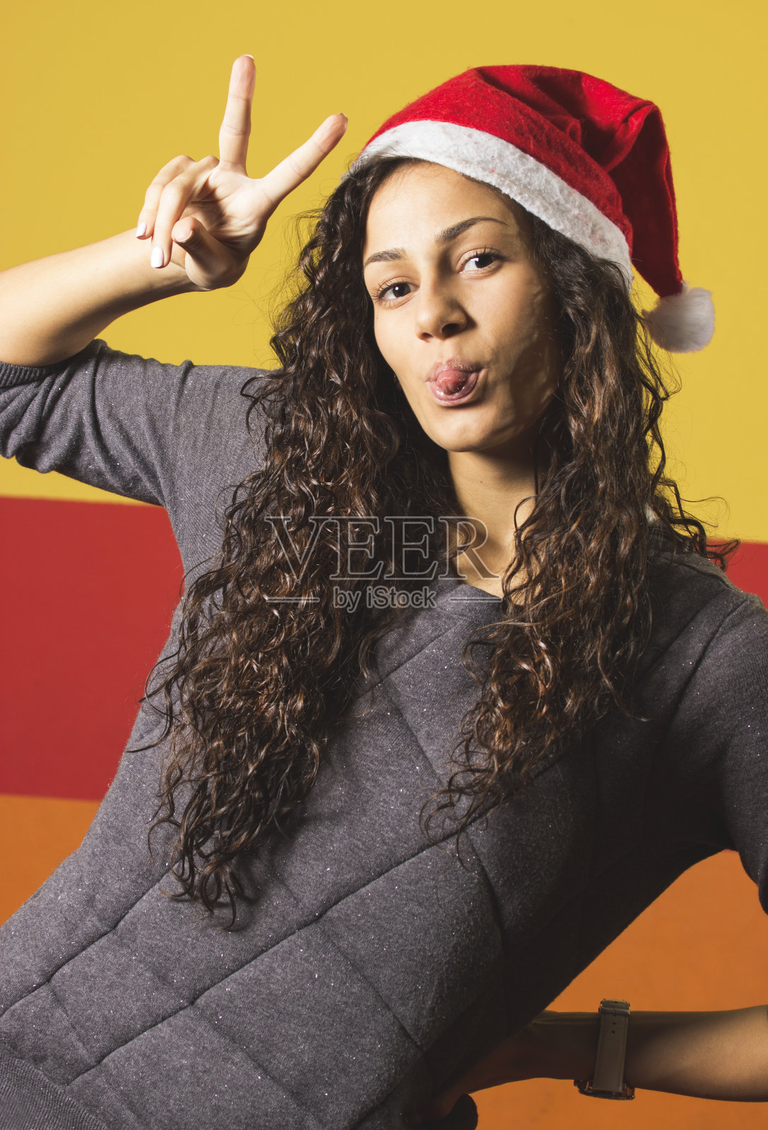 戴着圣诞老人帽的女人象征着和平照片摄影图片