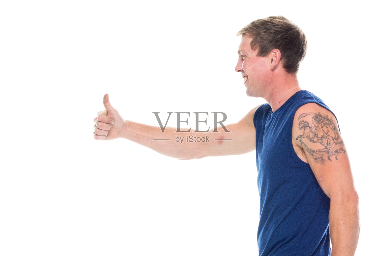 侧视图/侧面视图/全长/一人只/一人20-29岁的成年英俊的人白人男性/年轻男子无袖穿着牛仔裤/长裤/背心/帆布鞋谁是微笑/快乐/愉快/大笑照片摄影图片