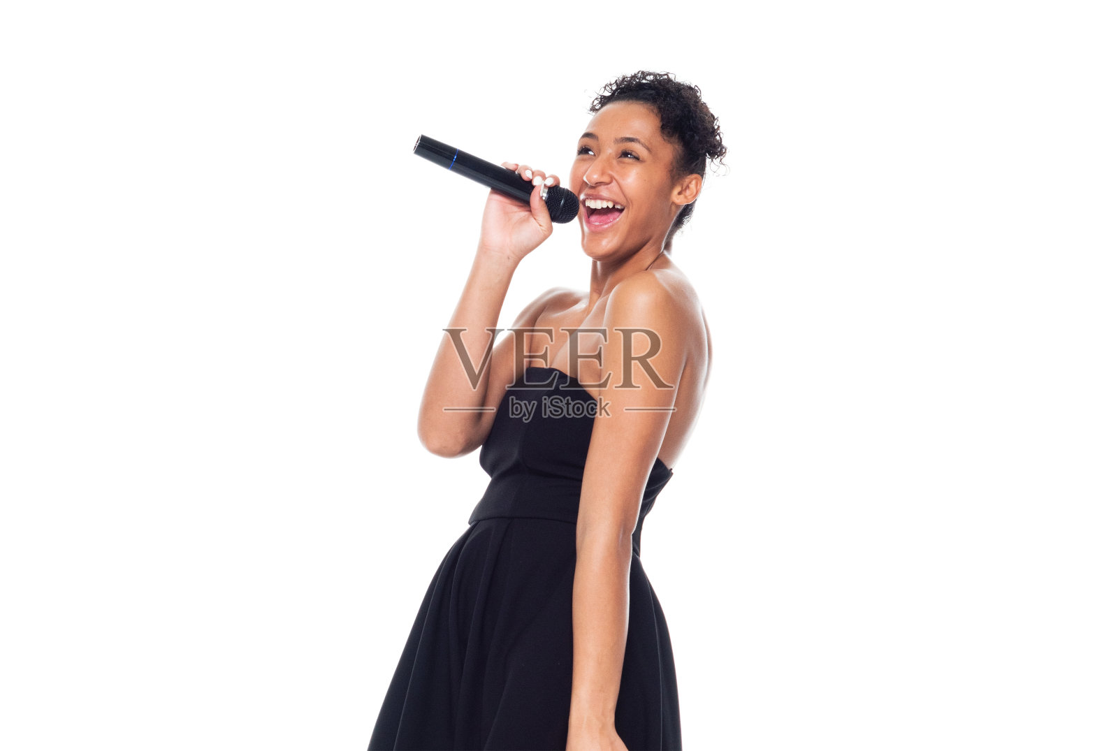 一个人/正面视图/腰部以上的20-29岁的成年美丽的非洲裔/非洲裔女性/年轻女性站在白色背景穿着裙子谁是微笑/快乐/愉快/凉爽的态度照片摄影图片