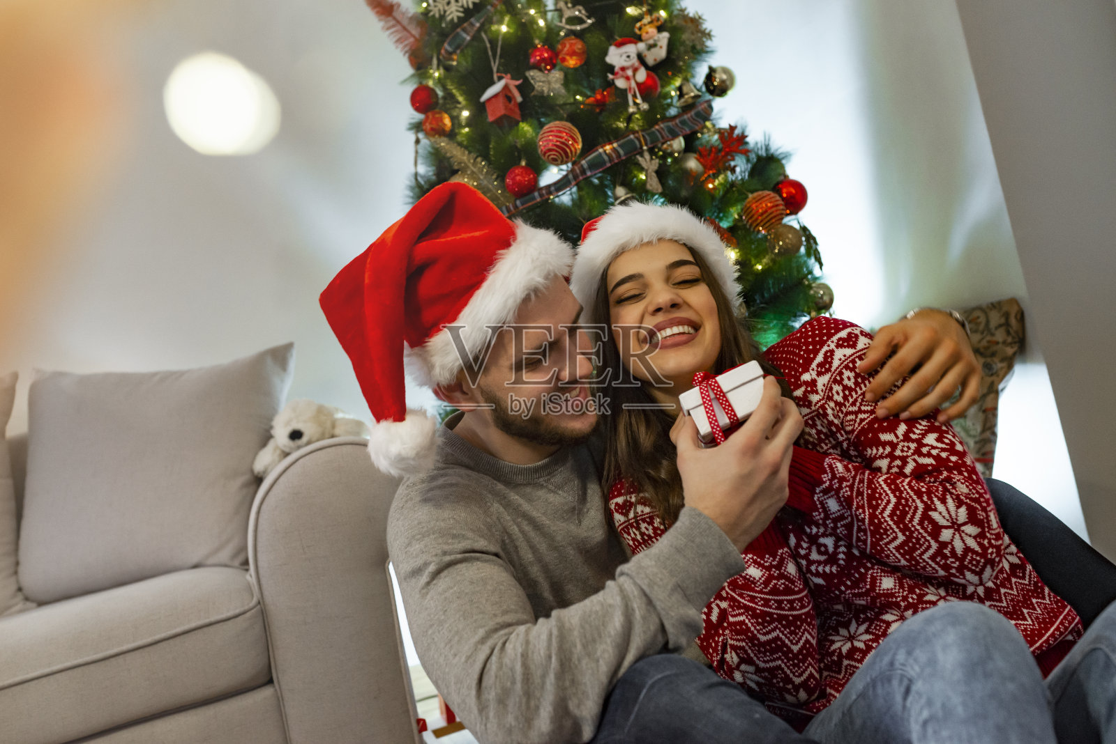 男人给女朋友送圣诞礼物照片摄影图片