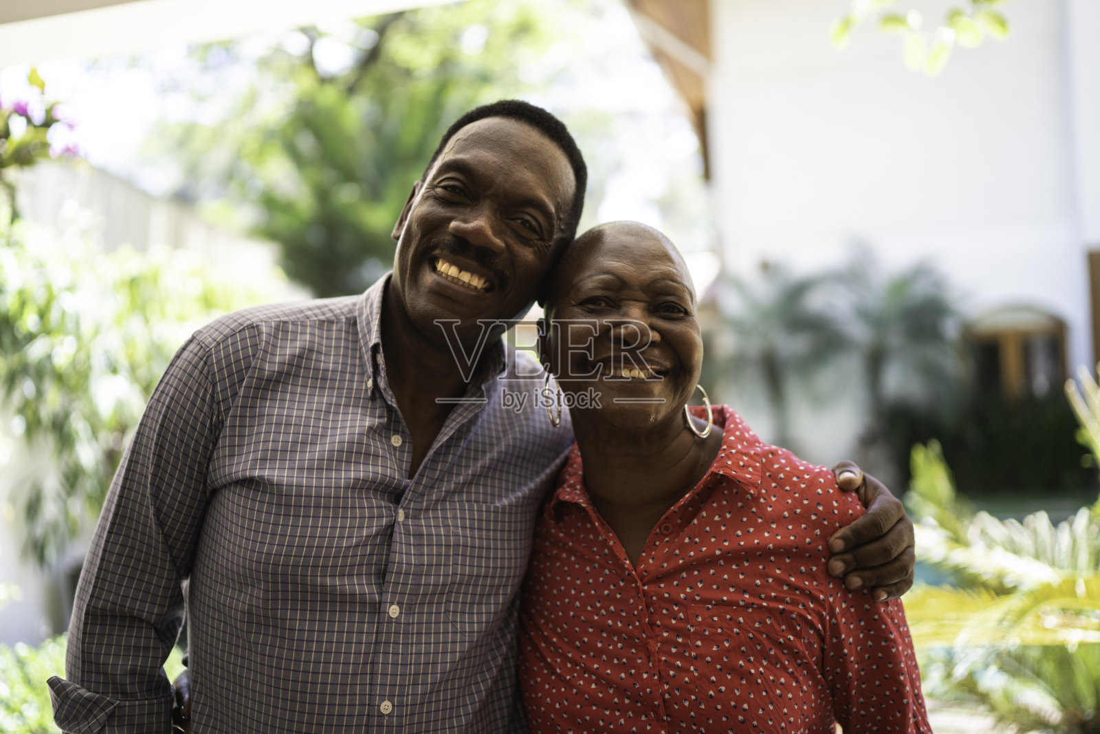 一对快乐的夫妇看着相机的肖像照片摄影图片