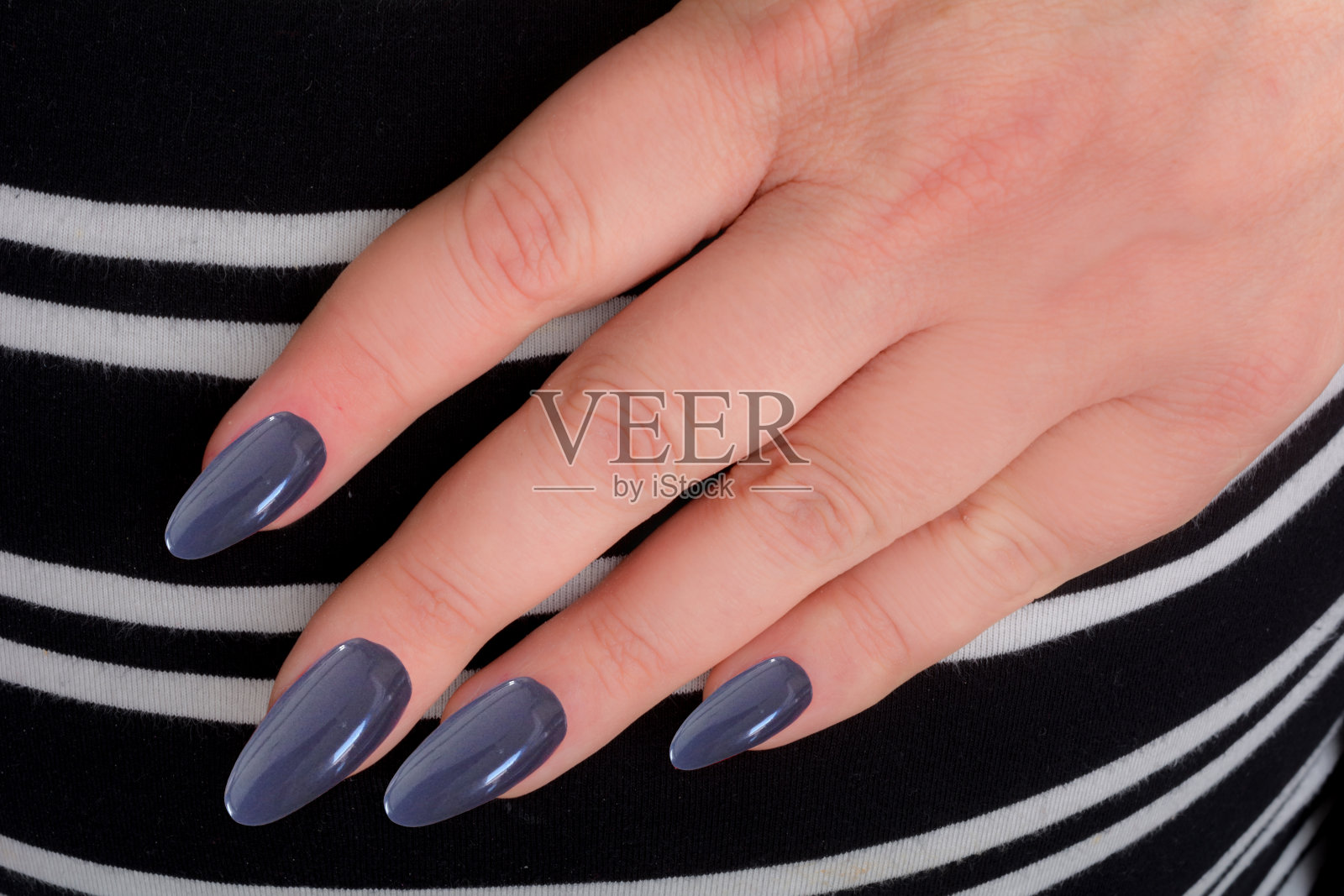 灰色圆修指甲照片摄影图片