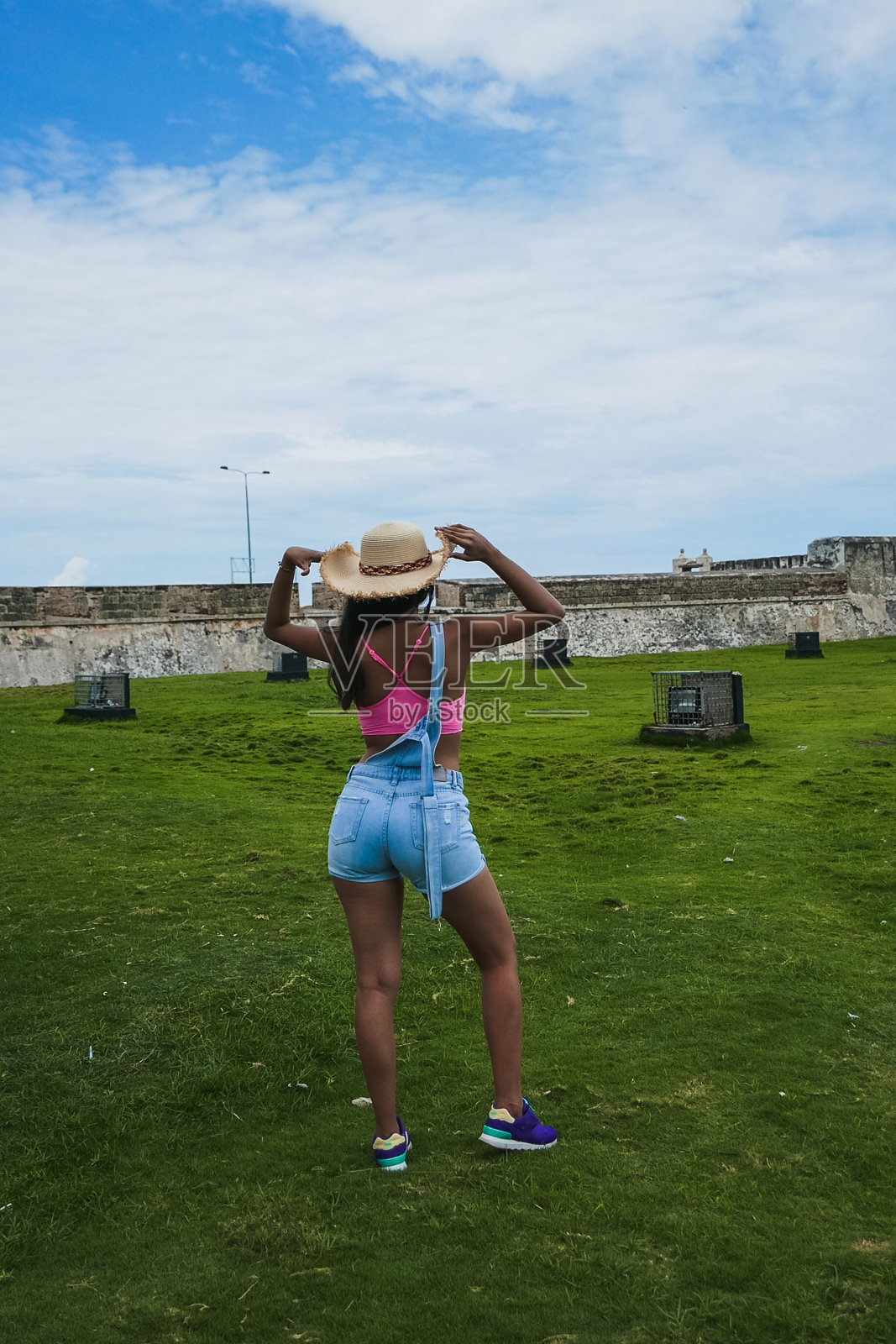 女孩戴着帽子在外面摆姿势照片摄影图片