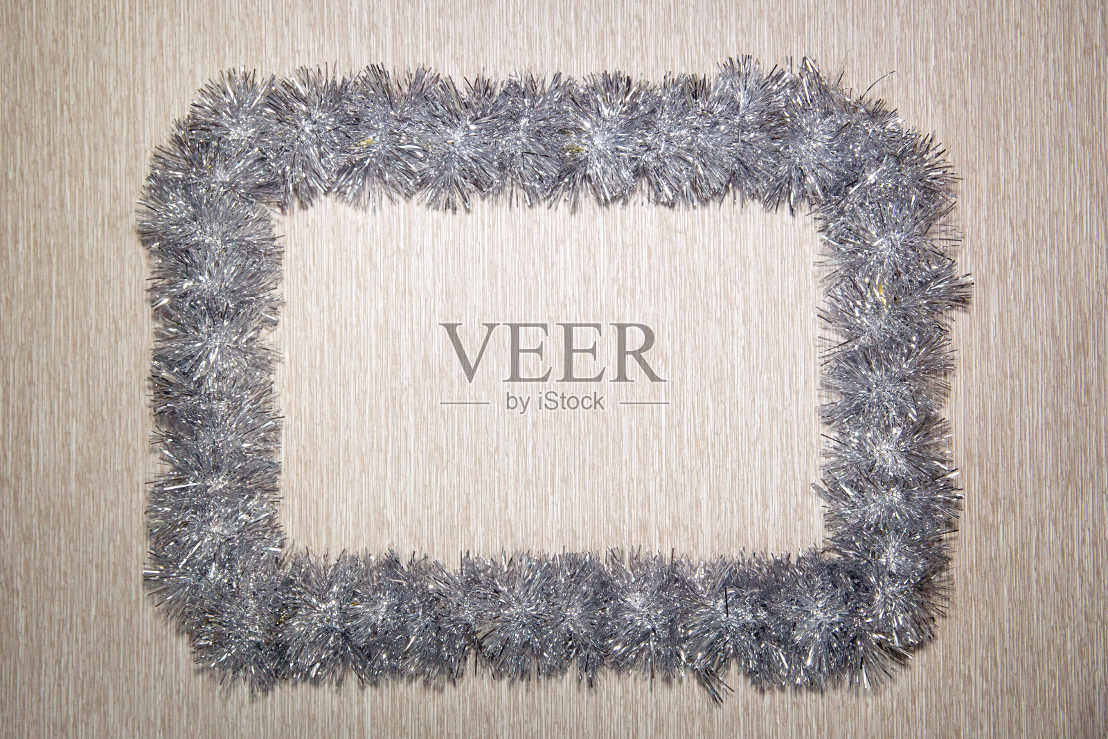 用银丝制成的框架作为圣诞装饰品。圣诞金丝花环，形成一个矩形框架与中心复制空间照片摄影图片