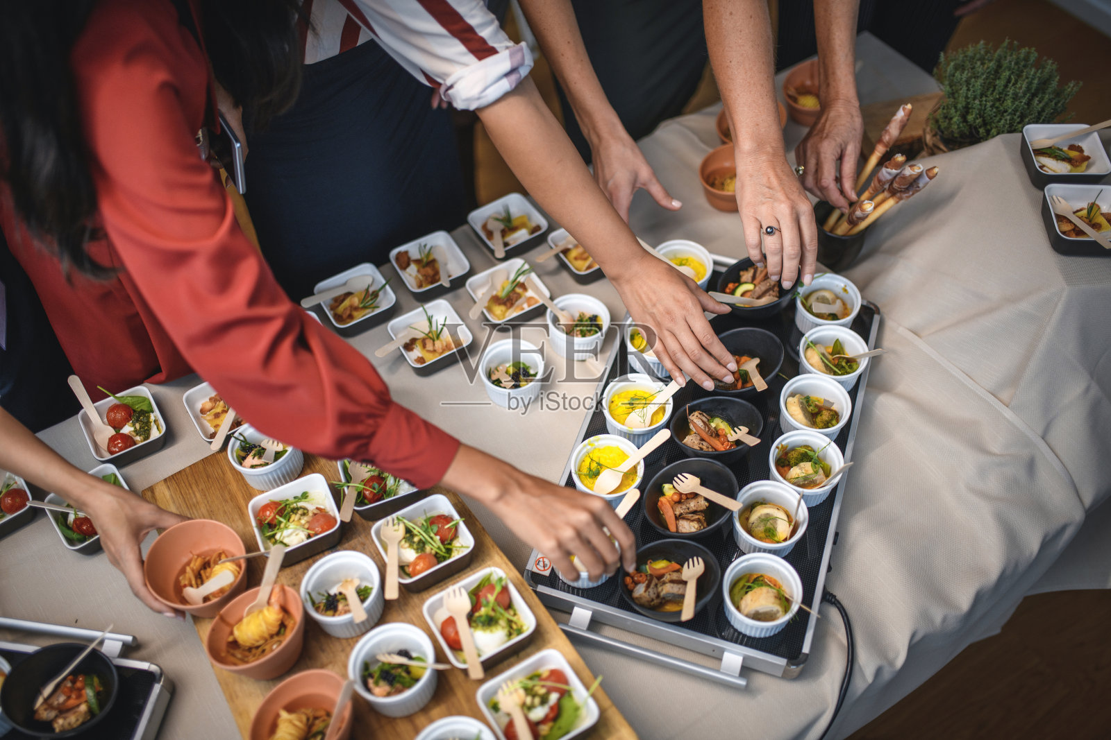 生意上的同事吃美味的小菜照片摄影图片