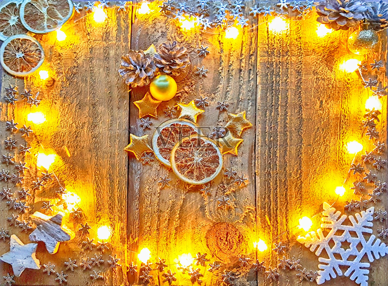 木制桌子上的圣诞装饰品照片摄影图片