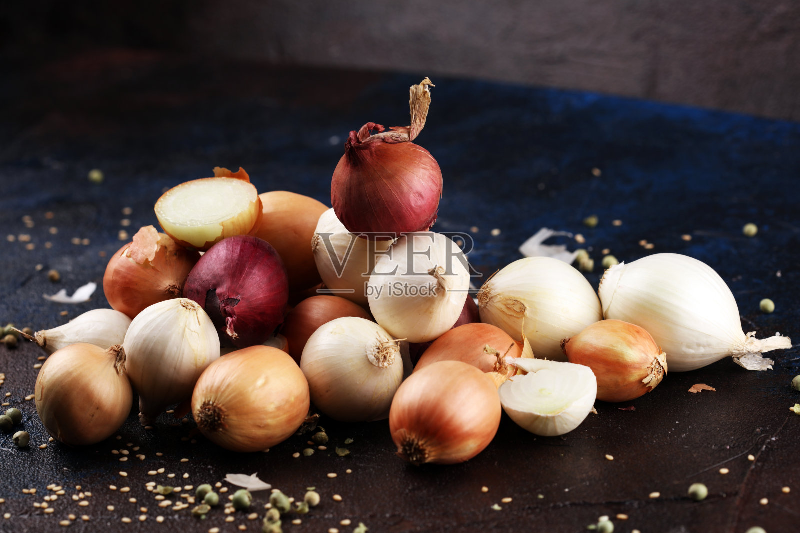 不同的洋葱放在质朴的桌子上照片摄影图片