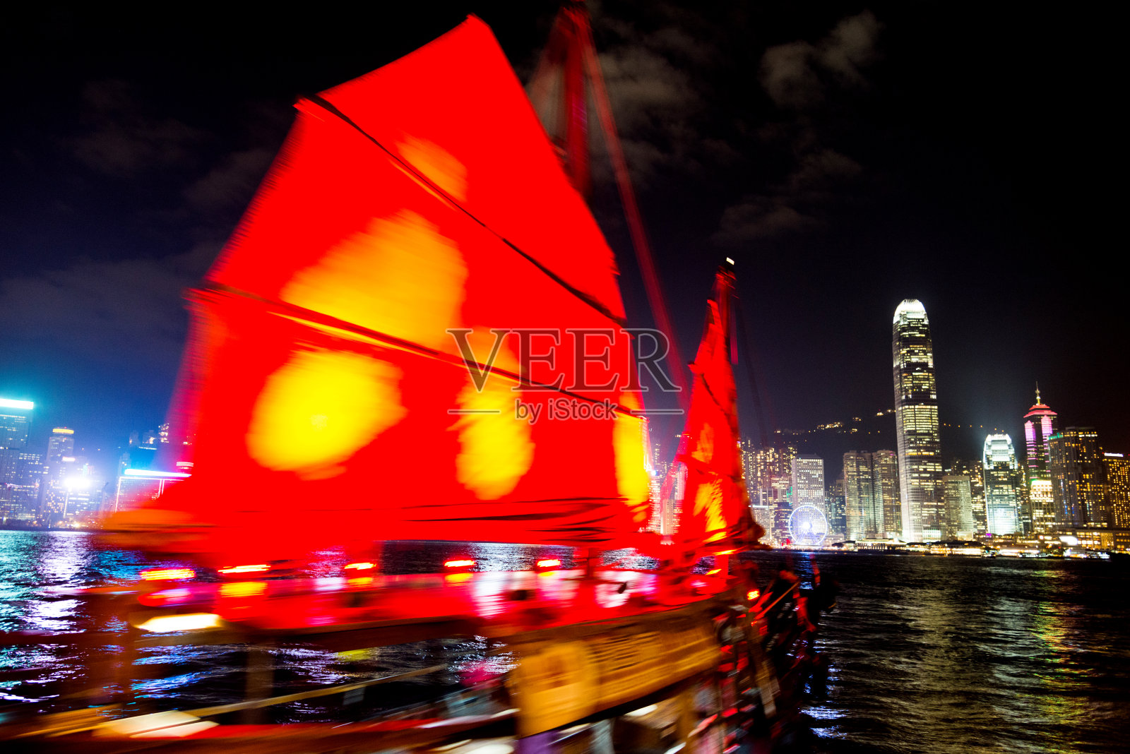 维多利亚港的一艘中国舢板船照片摄影图片