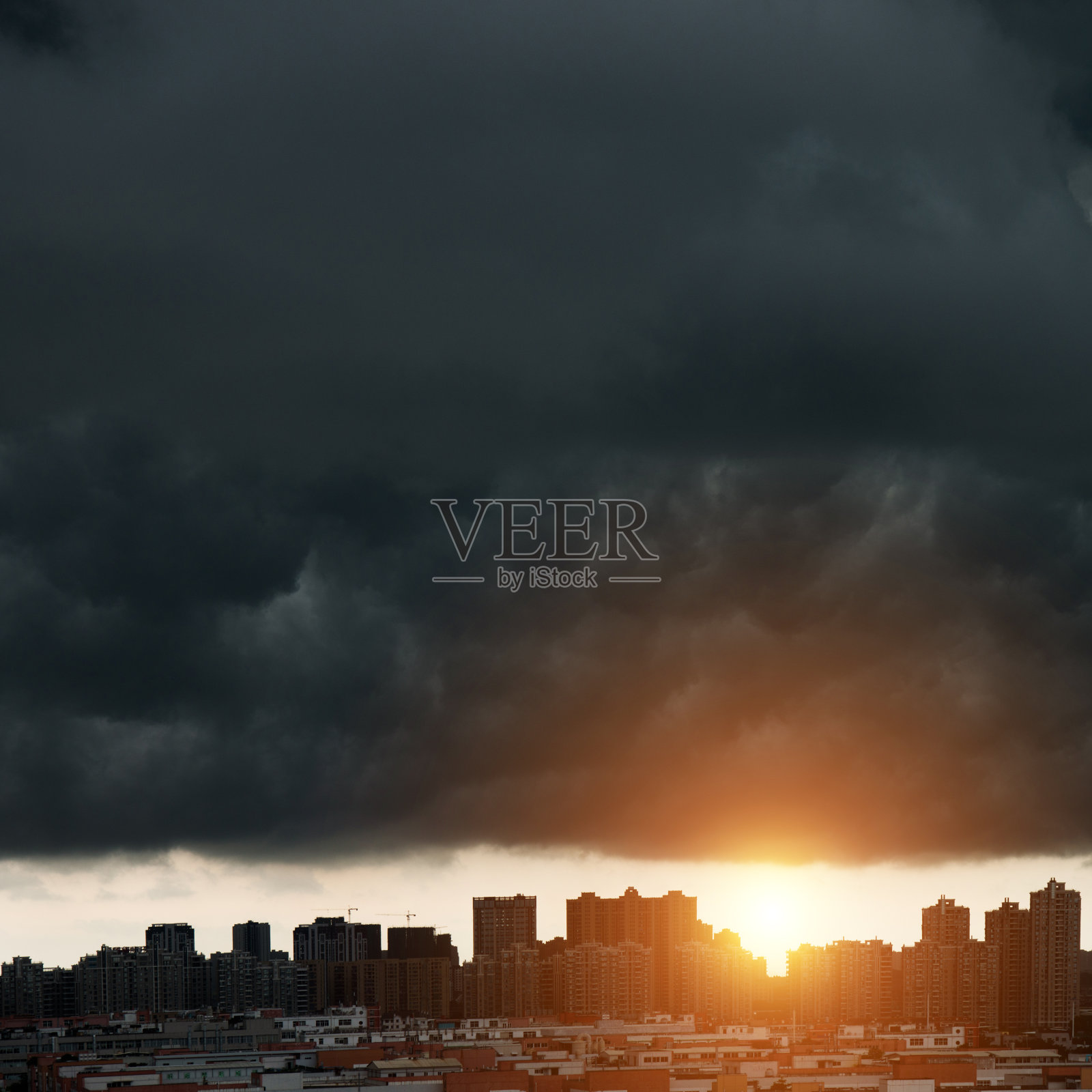 城市上空乌云密布照片摄影图片