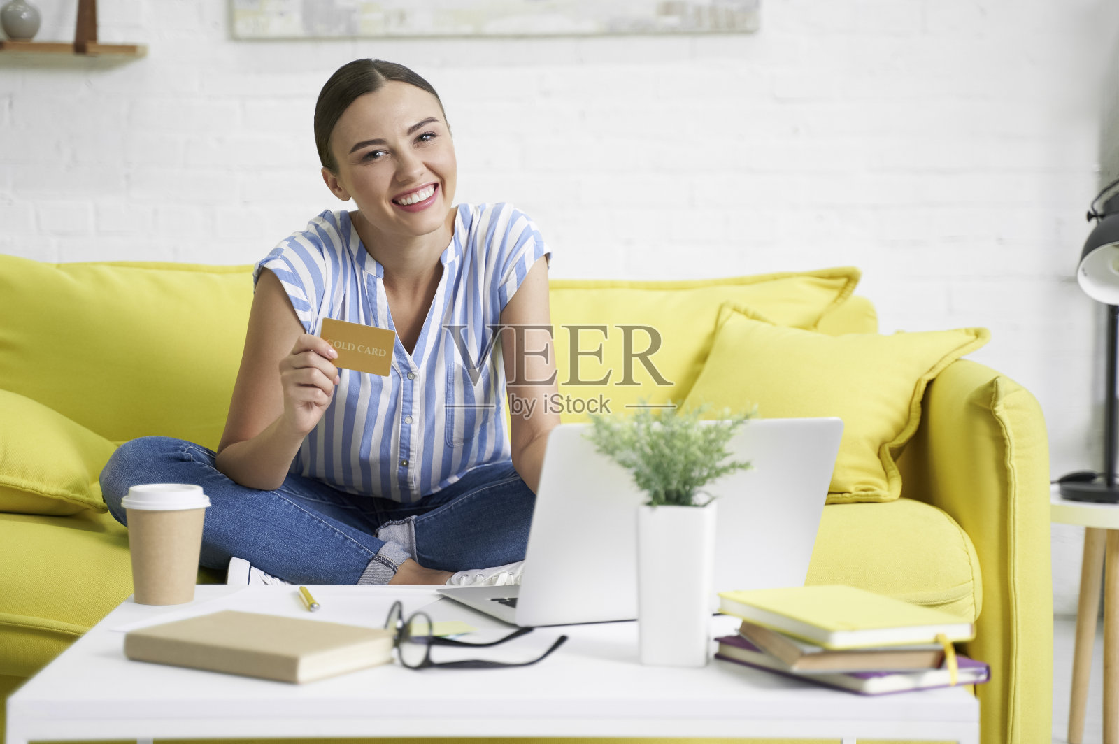 兴奋的女人展示她的金卡库存照片照片摄影图片