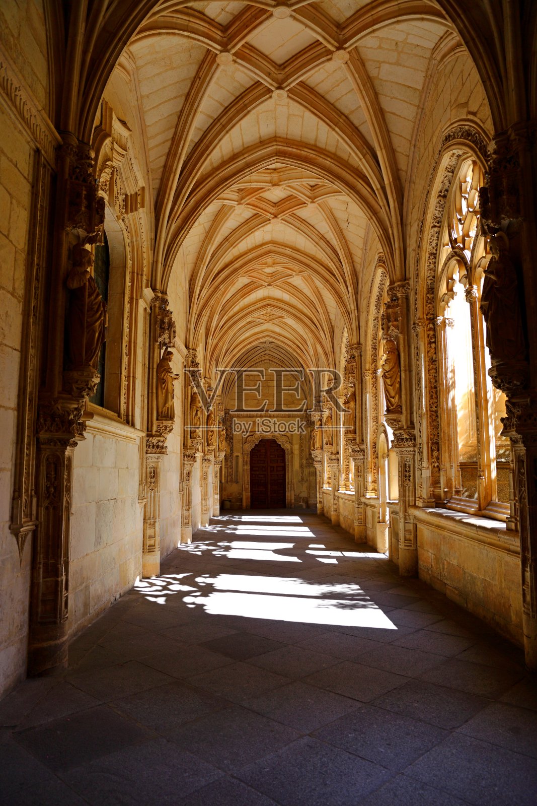 西班牙托莱多的圣胡安雷耶斯修道院或圣约翰国王修道院的哥特式圆屋顶。照片摄影图片