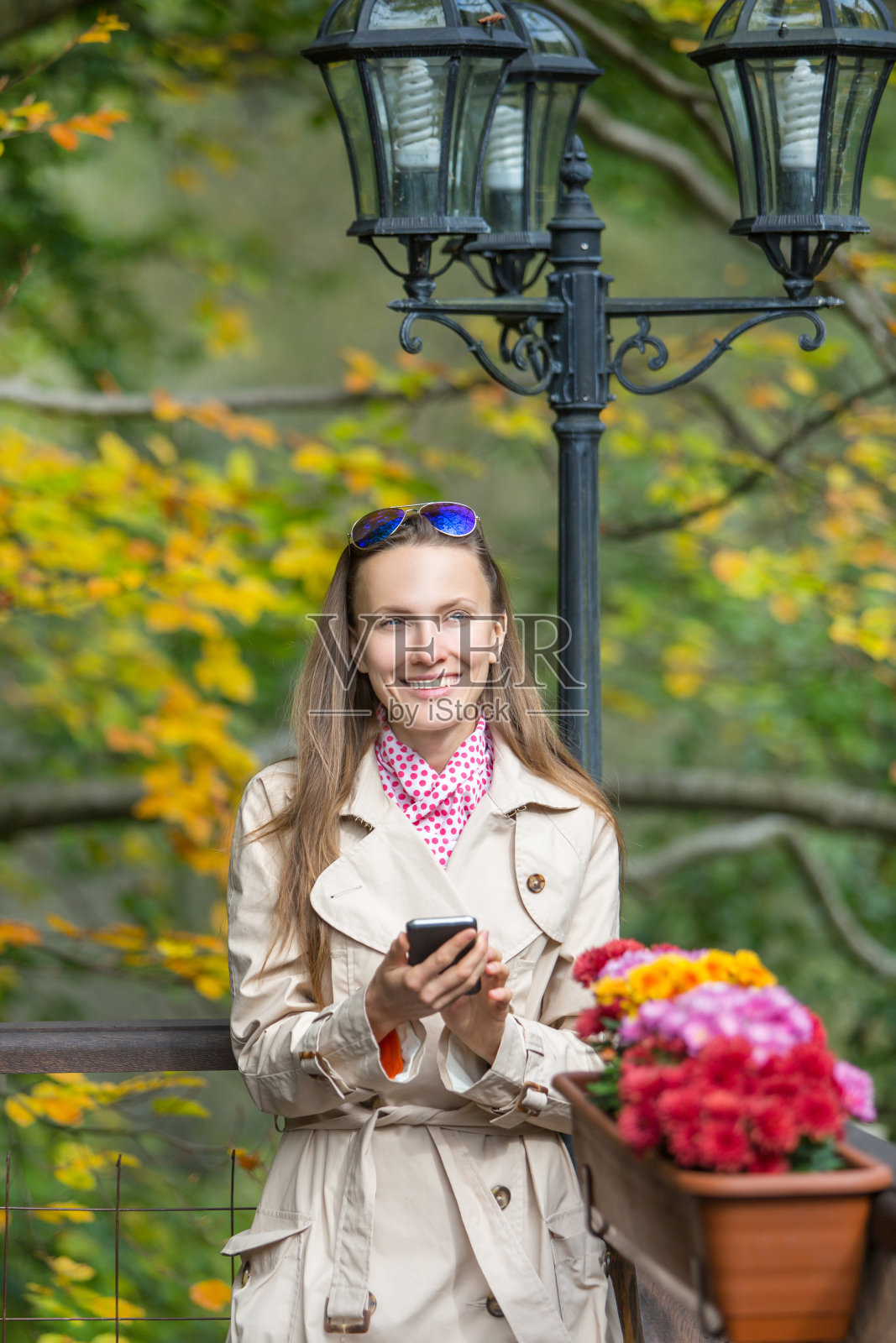 秋天公园里年轻女子的肖像照片摄影图片