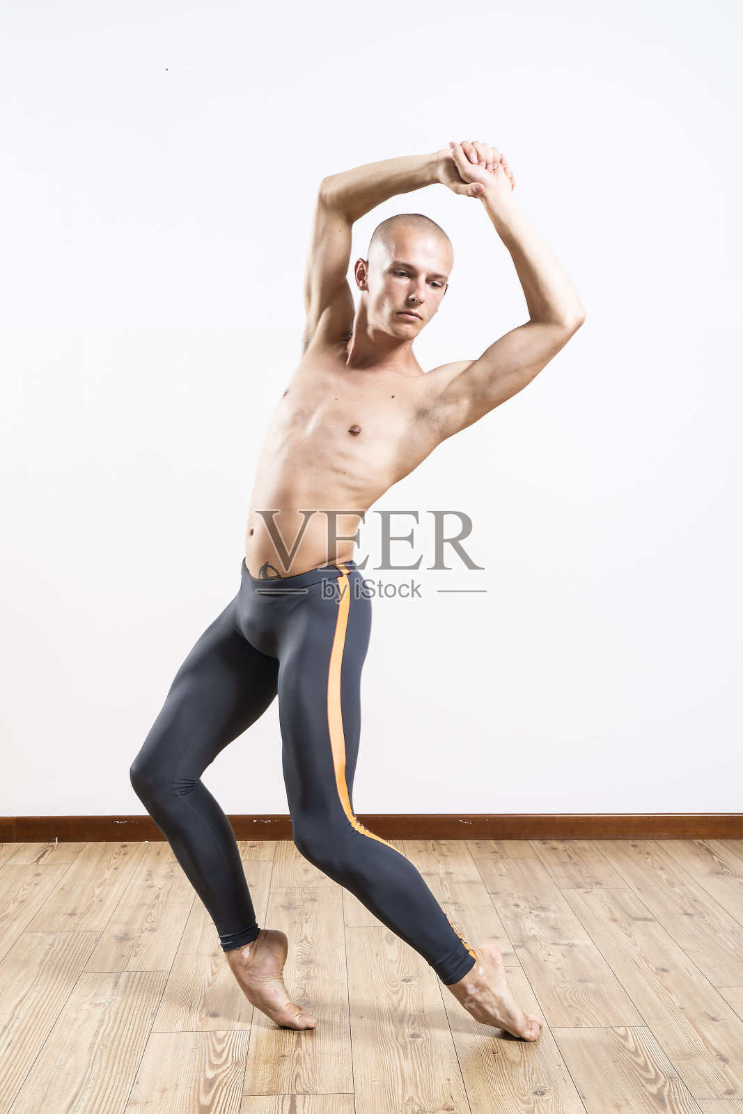 美丽的男芭蕾舞演员在室内表演照片摄影图片